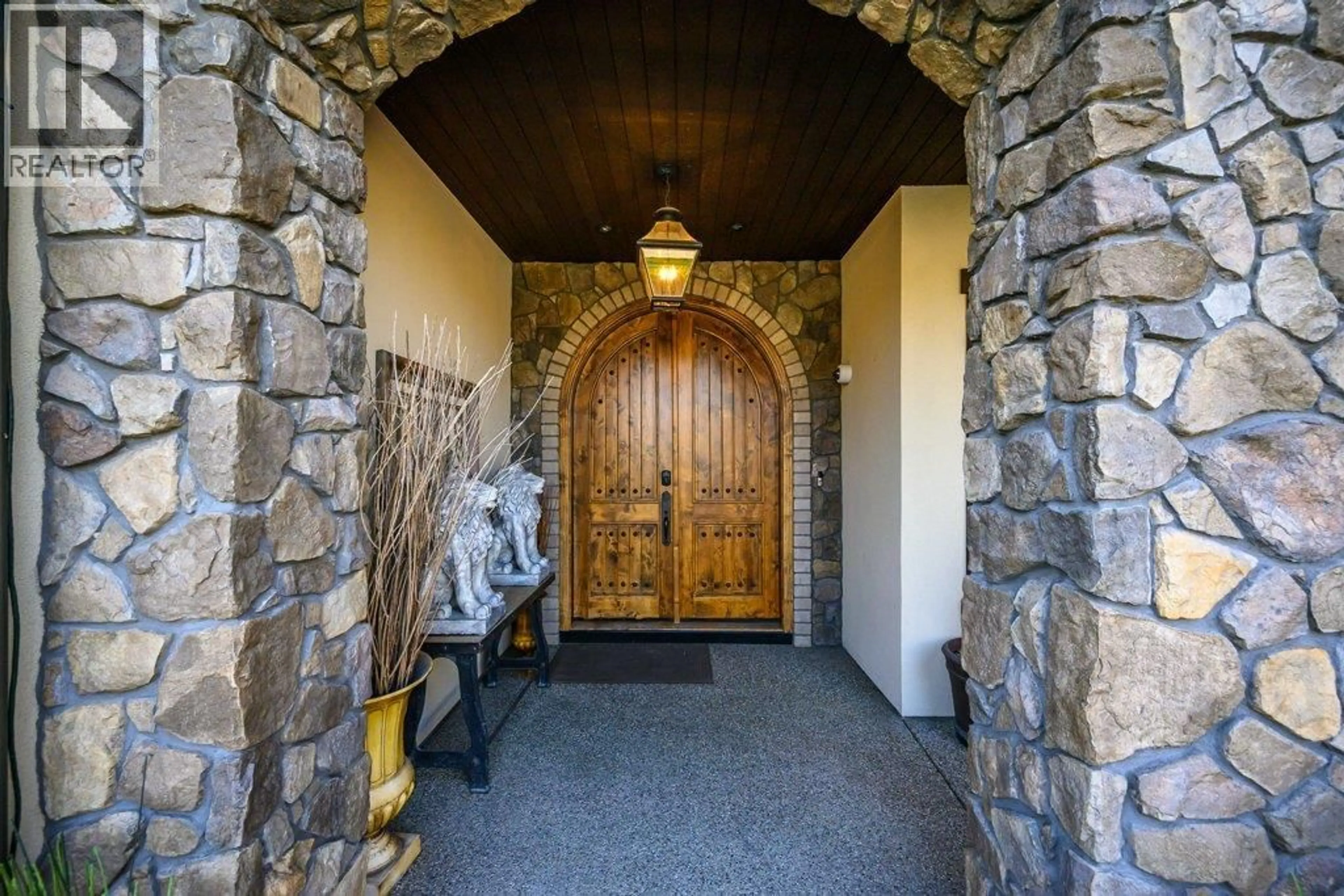 Indoor entryway for 354 QUILCHENA DRIVE, Kelowna British Columbia V1W4Y9