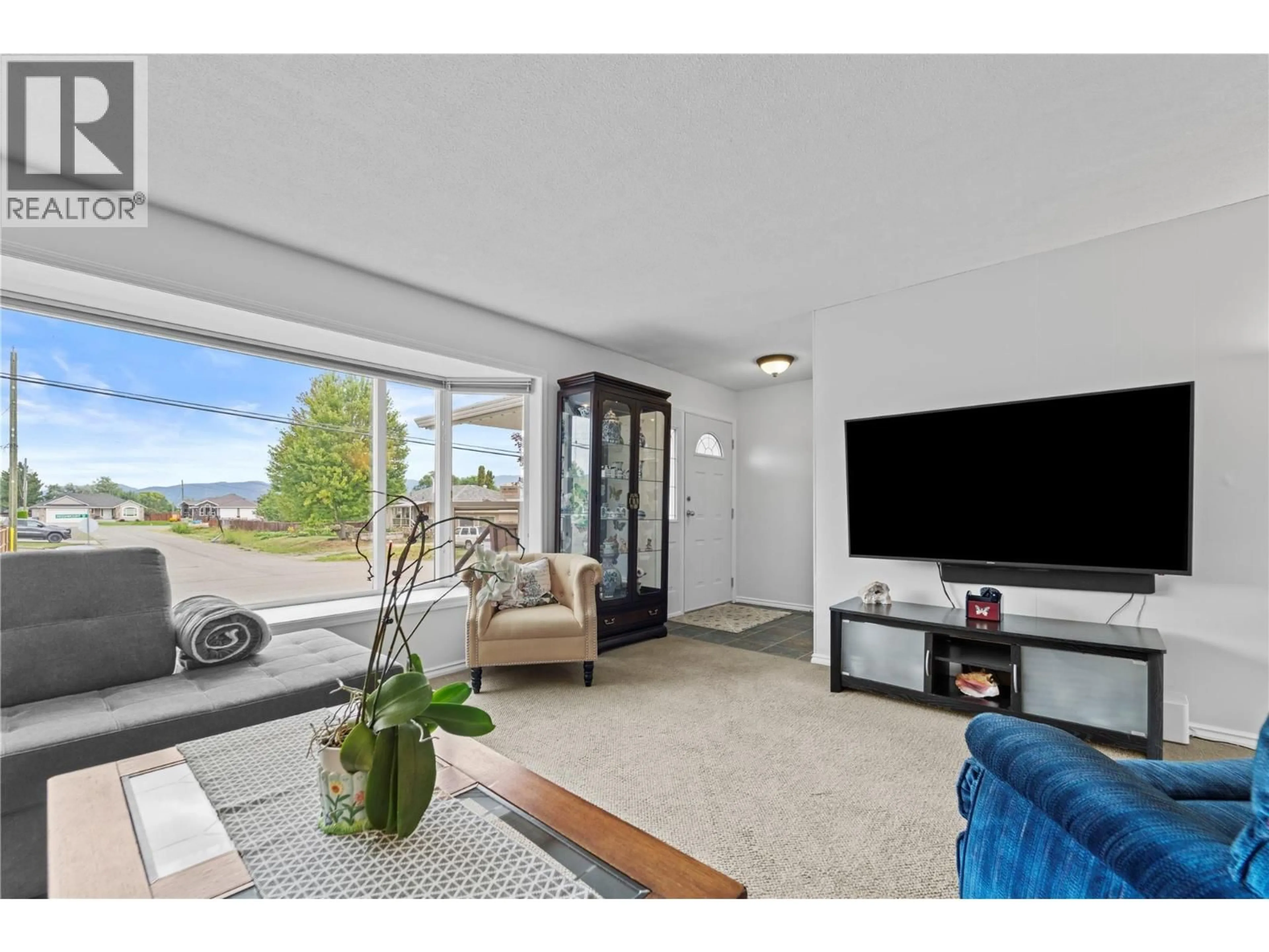 Living room with furniture, unknown for 353 REIGHMOUNT DRIVE, Kamloops British Columbia V2H1M2