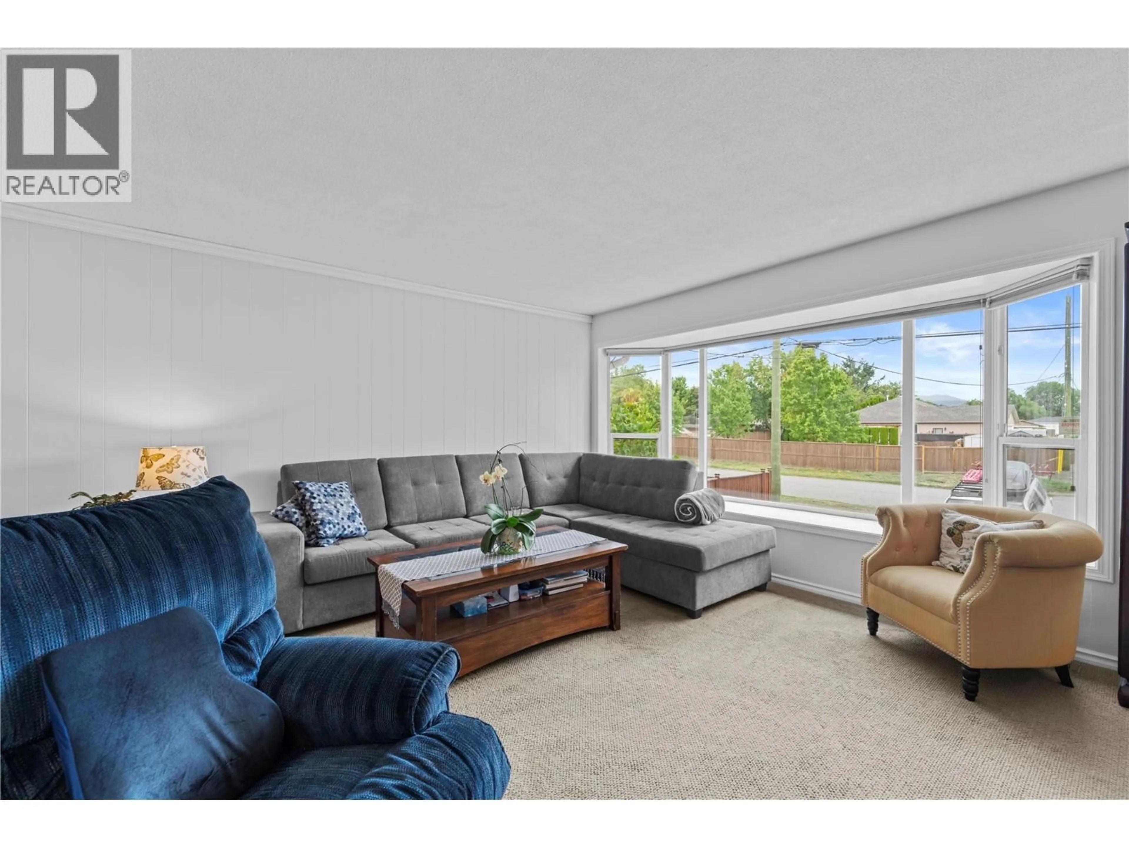 Living room with furniture, unknown for 353 REIGHMOUNT DRIVE, Kamloops British Columbia V2H1M2