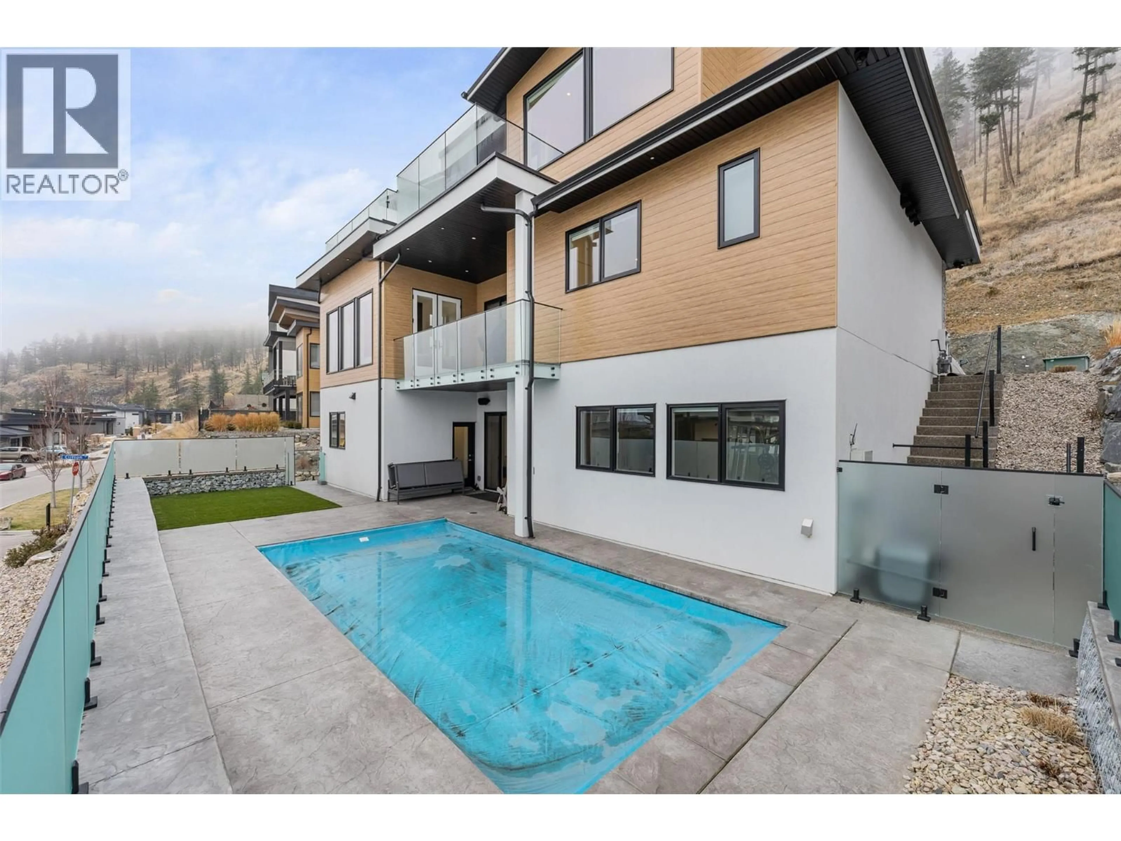 Pool for 541 CLIFTON COURT, Kelowna British Columbia V1V0B7