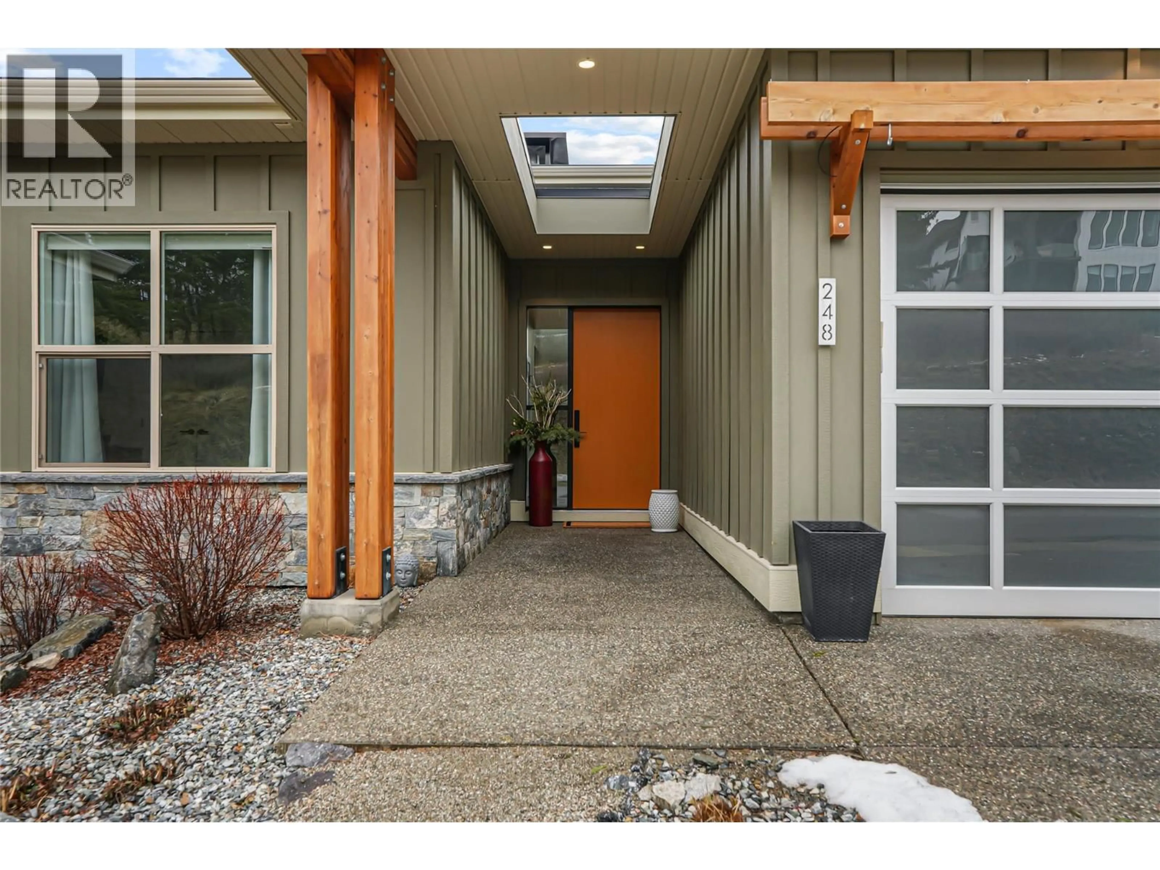 Indoor entryway for 248 DIAMOND WAY, Vernon British Columbia V1H0A2