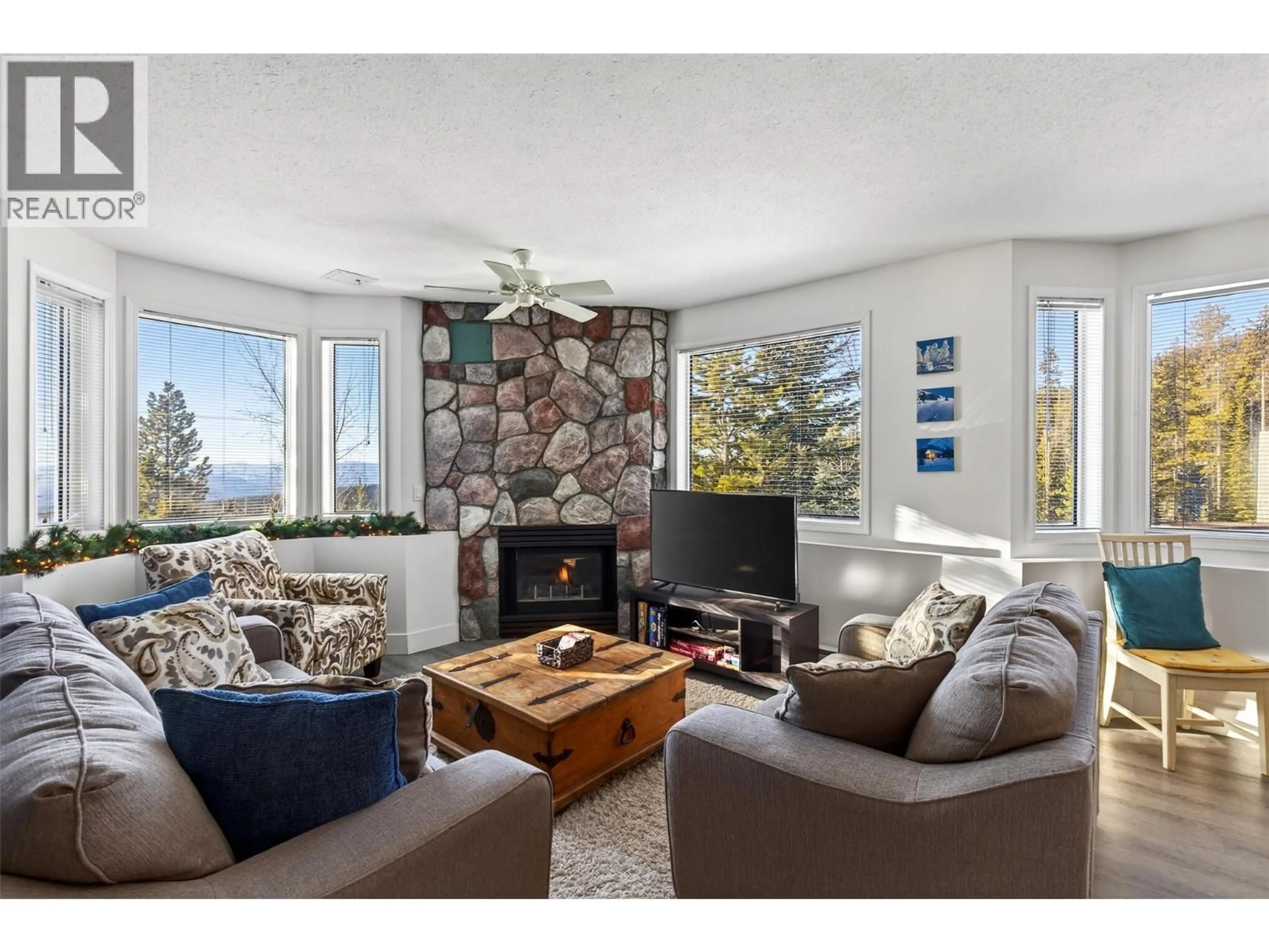 Living room with furniture, unknown for 104 - 225 KETTLE VIEW ROAD, Big White British Columbia V1P1P3