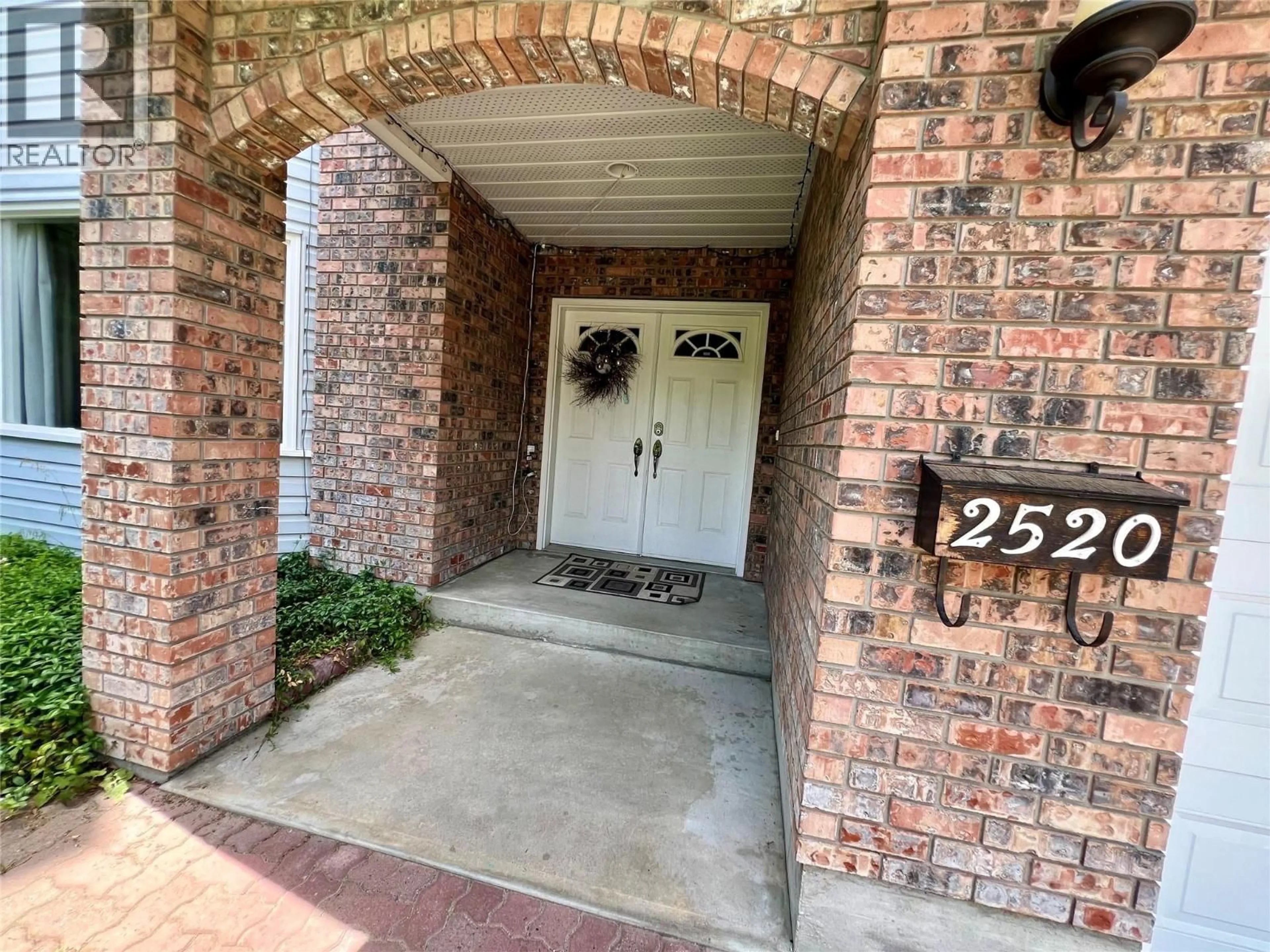 Indoor entryway for 2520 9TH AVENUE, Castlegar British Columbia V1N2Y8