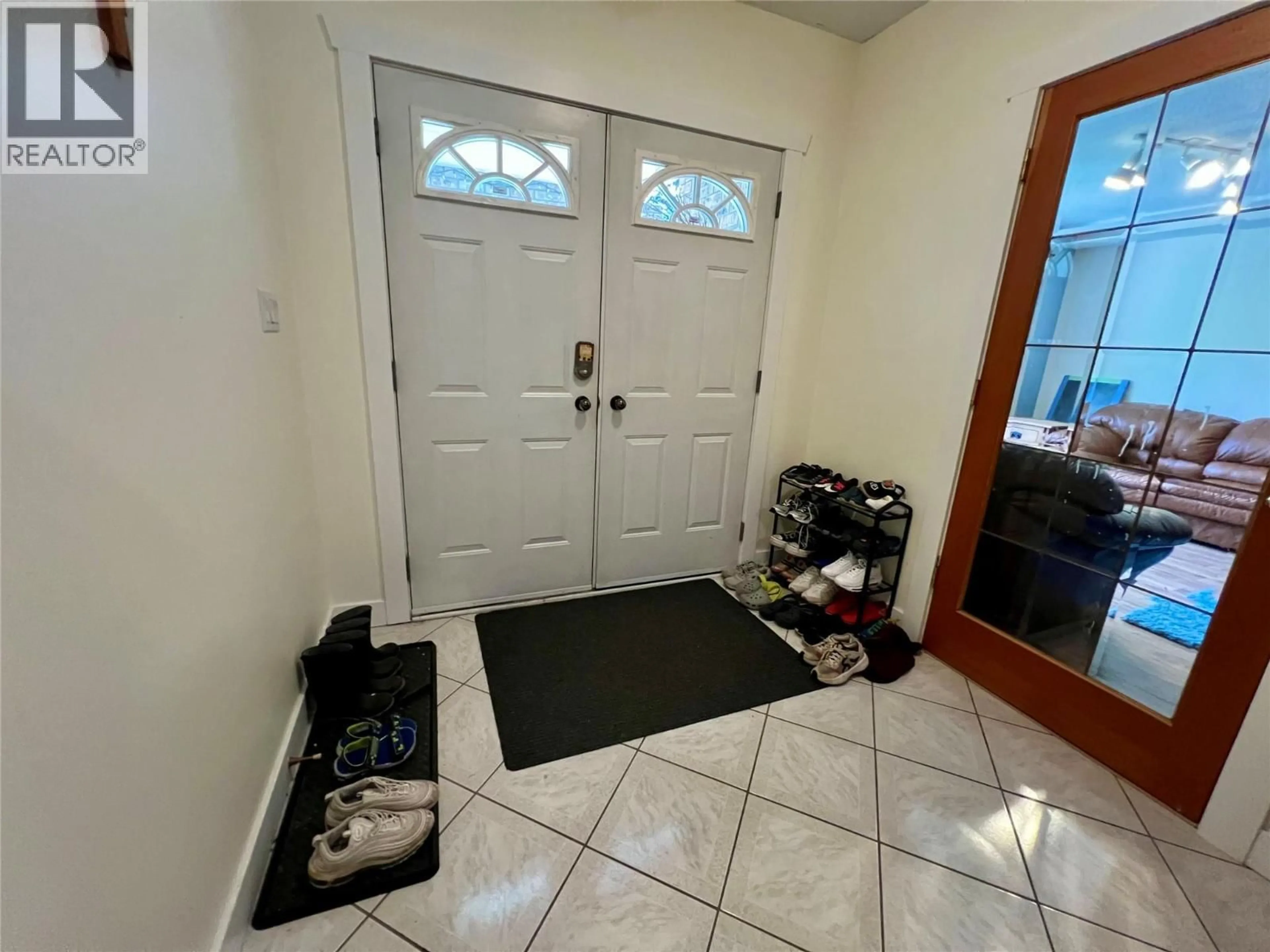 Indoor entryway for 2520 9TH AVENUE, Castlegar British Columbia V1N2Y8