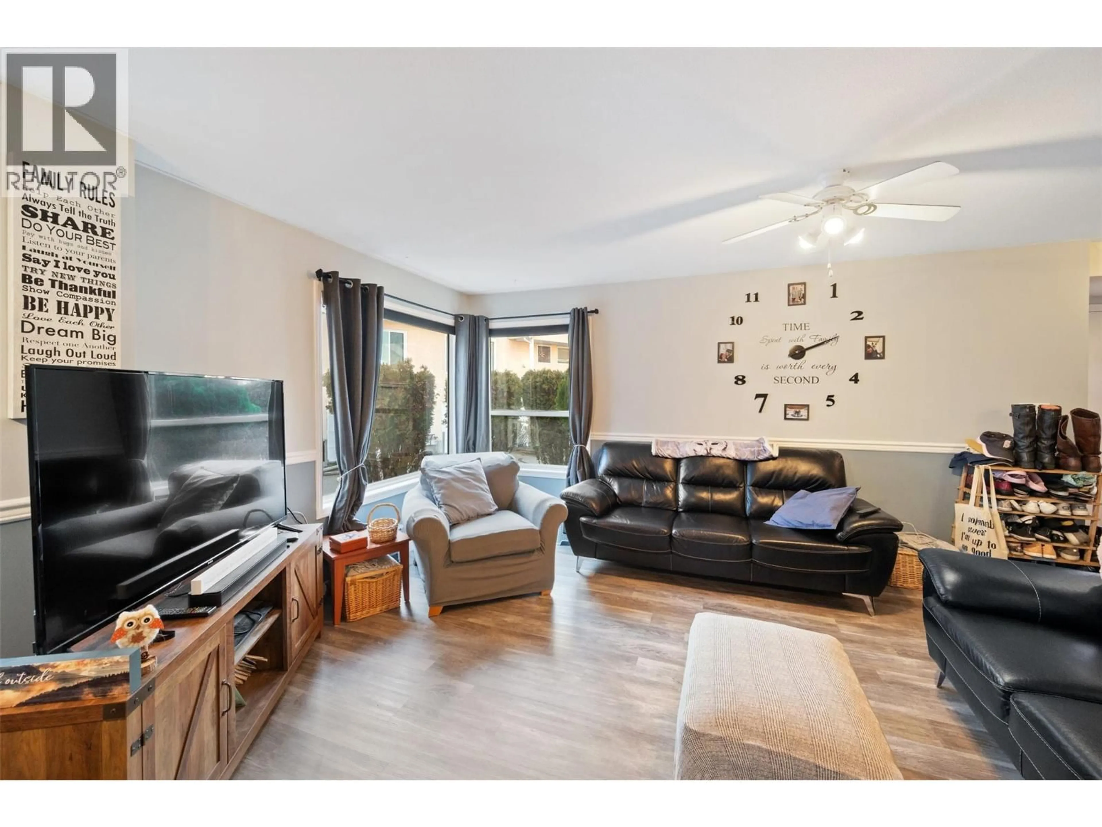 Living room with furniture, wood/laminate floor for 118 - 1458 PENTICTON AVENUE, Penticton British Columbia V2A8L3