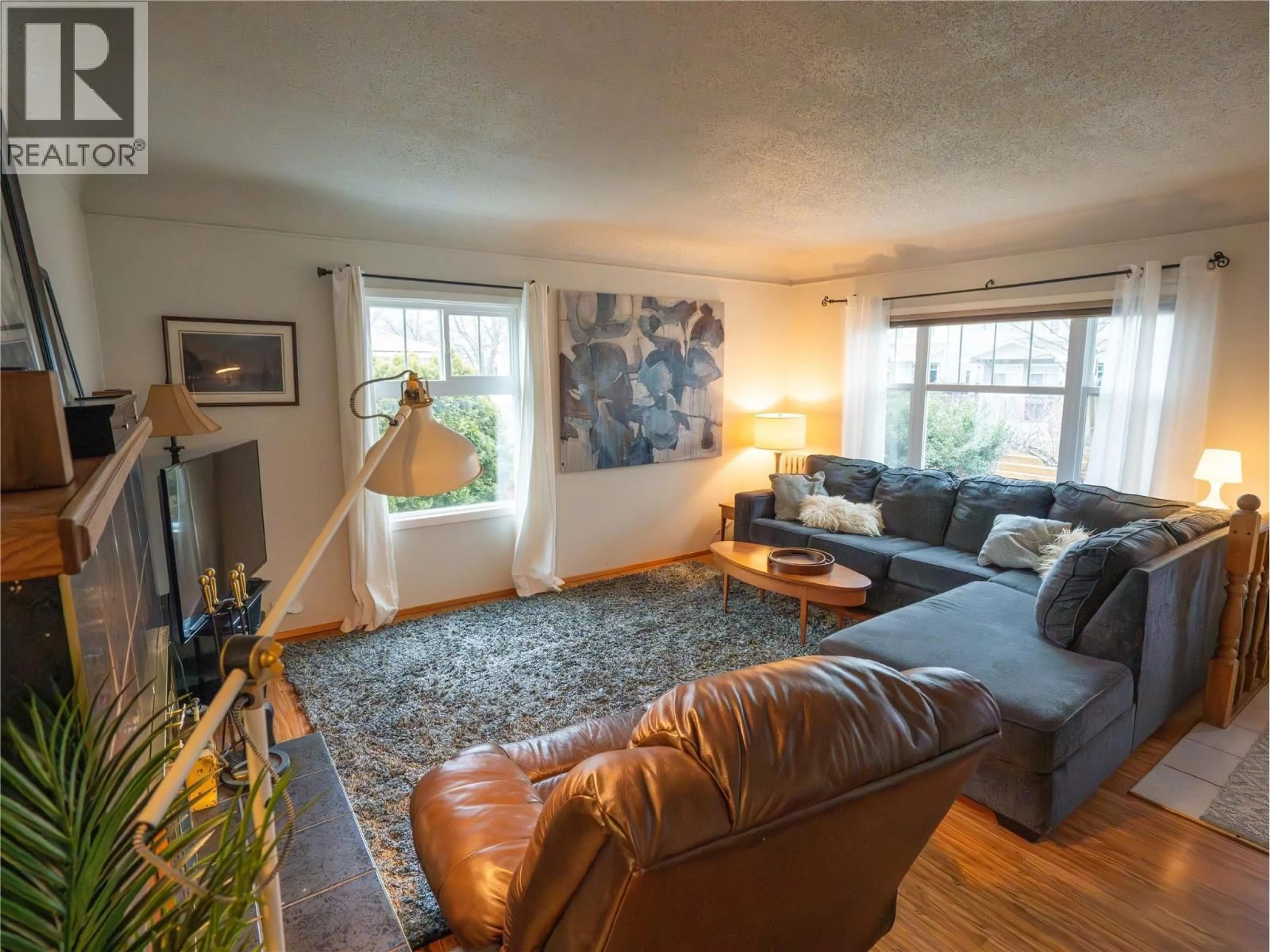 Living room with furniture, unknown for 416 TENNIS STREET, Penticton British Columbia V2A5R3