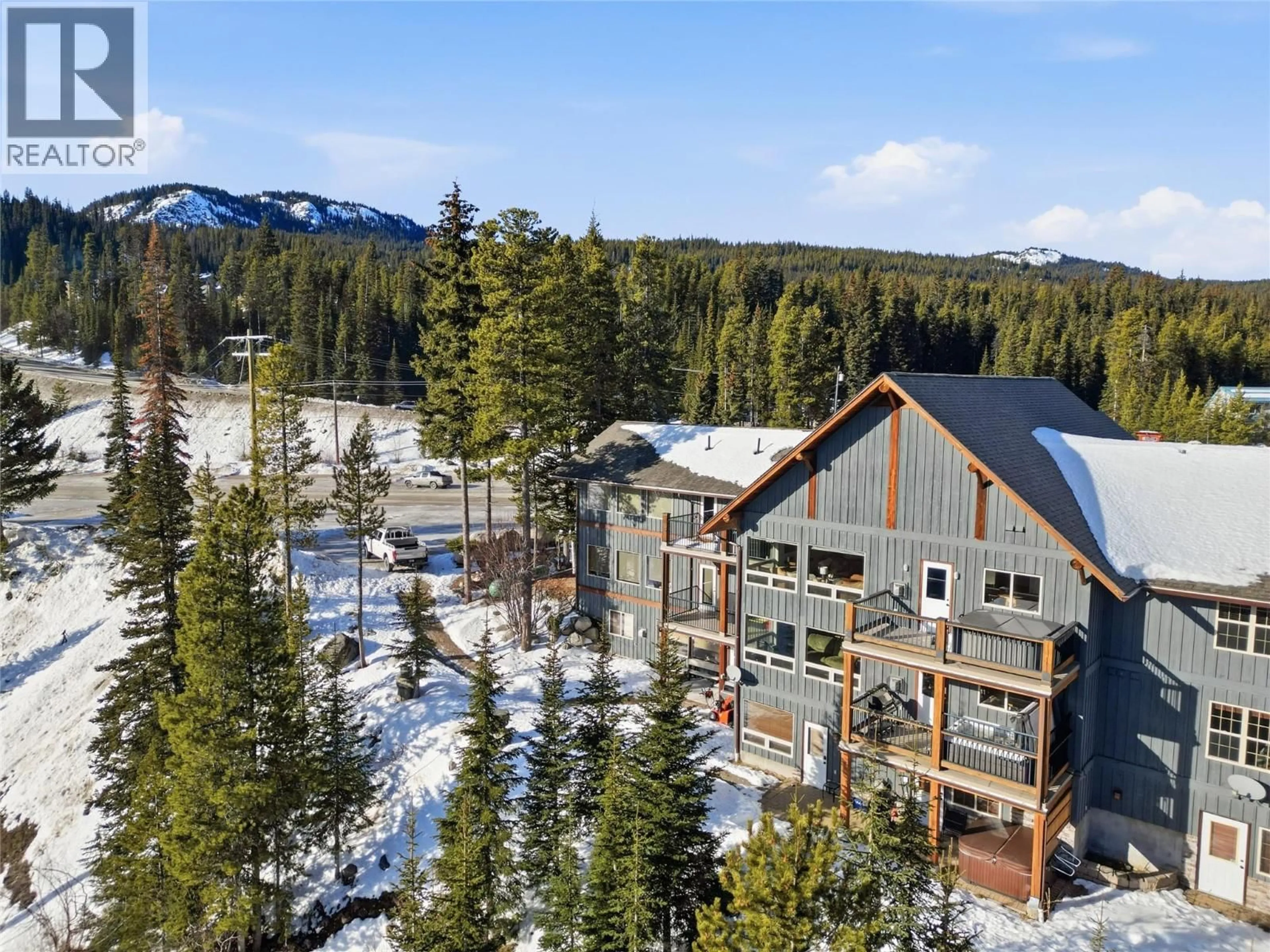 A pic from outside/outdoor area/front of a property/back of a property/a pic from drone, mountain view for 2 - 101 CLEARVIEW CRESCENT OTHER, Apex Mountain British Columbia V0X1K0