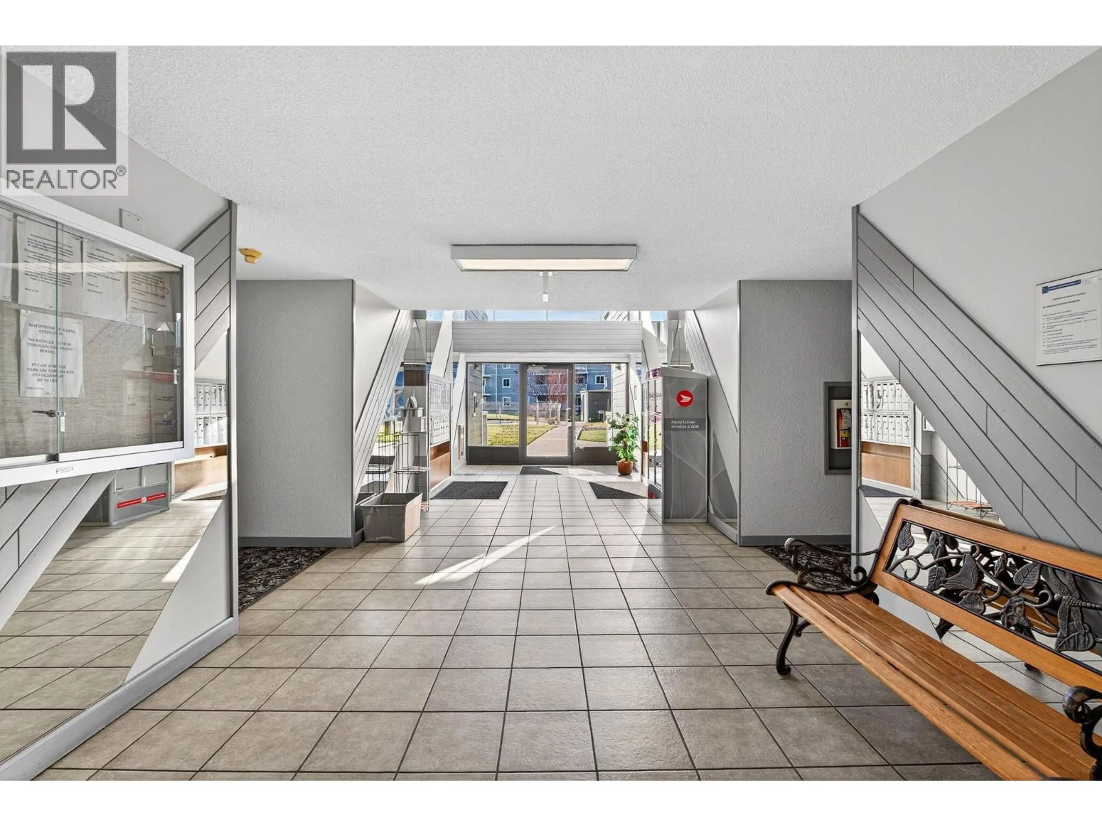 Indoor foyer for 247 - 715 LEATHEAD ROAD, Kelowna British Columbia V1X5W3