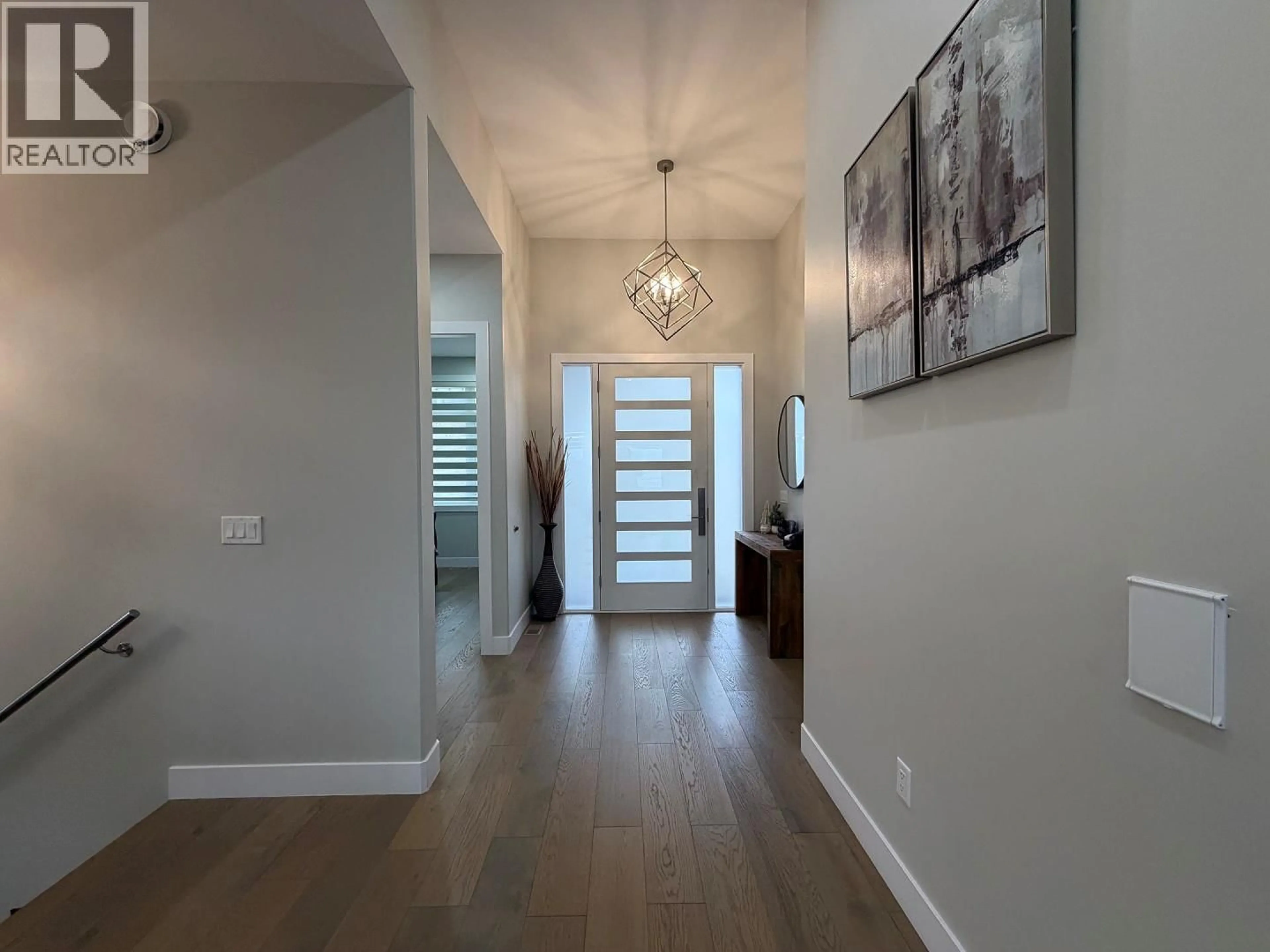 Indoor entryway for 1135 LOSETH DRIVE, Kelowna British Columbia V1P1S5