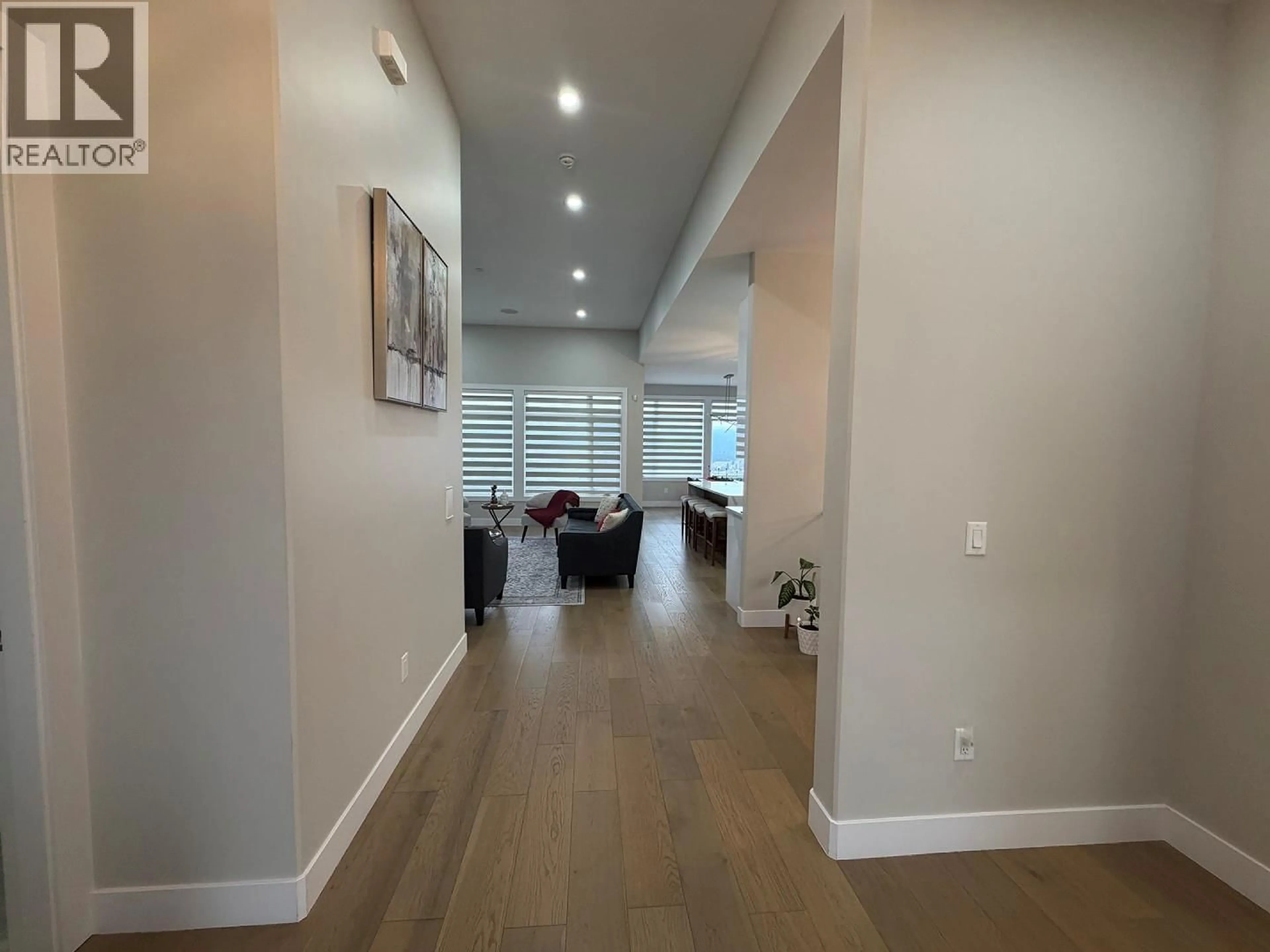 Indoor foyer for 1135 LOSETH DRIVE, Kelowna British Columbia V1P1S5