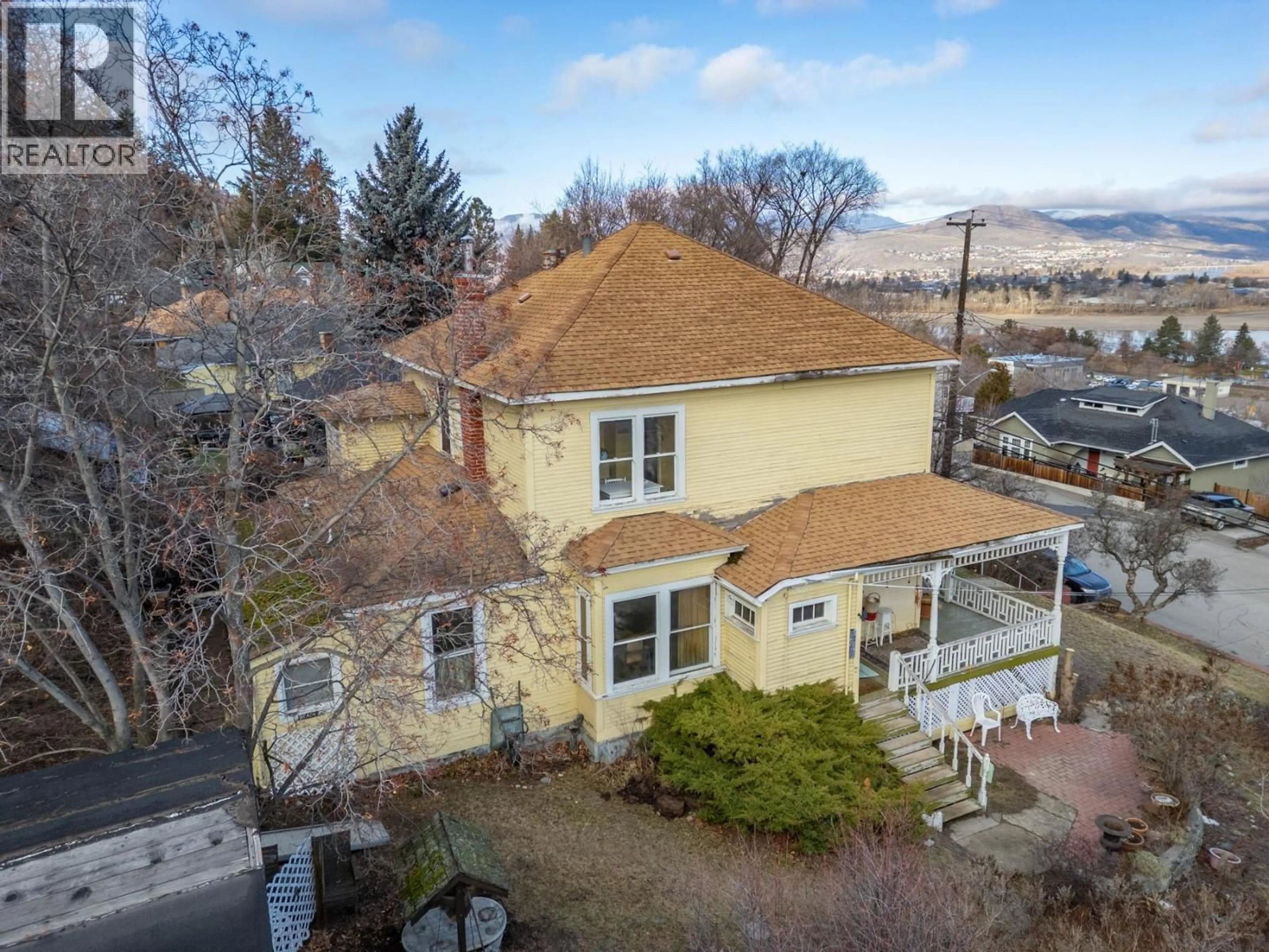A pic from outside/outdoor area/front of a property/back of a property/a pic from drone, street for 59 ST PAUL WEST STREET WEST, Kamloops British Columbia V2C1E9