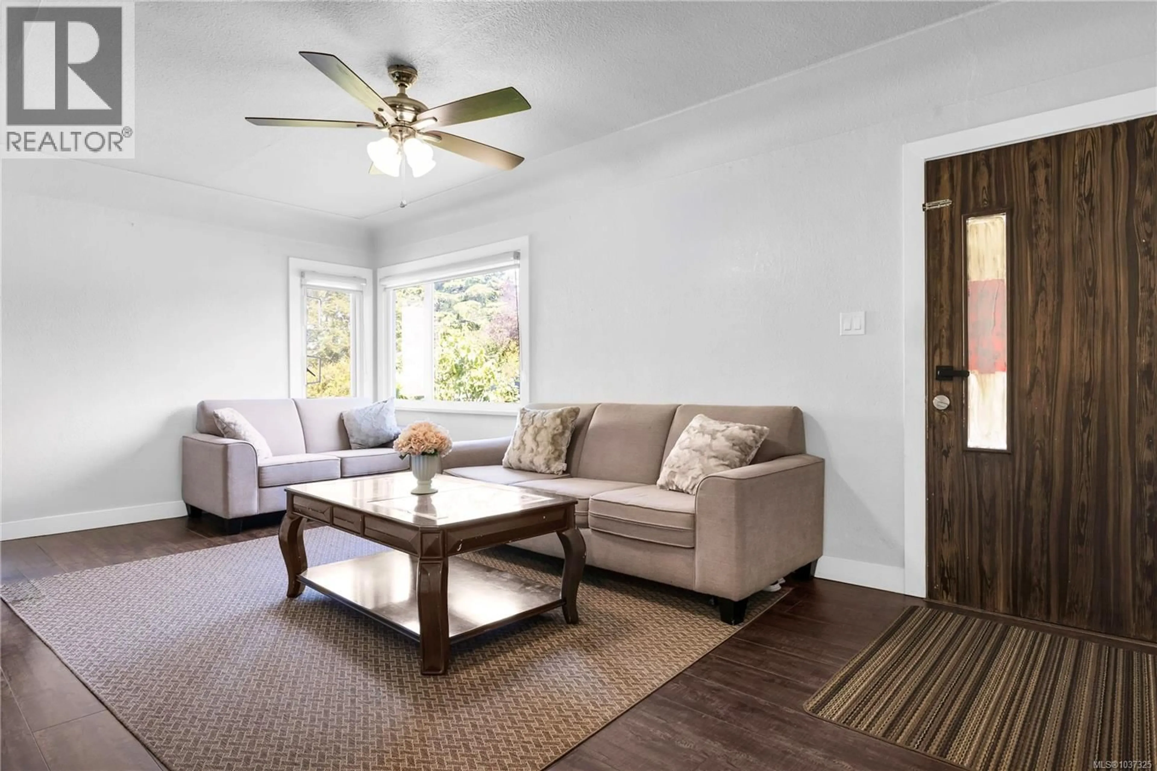 Living room with furniture, unknown for 251 SIMS AVENUE, Saanich British Columbia V8Z1K4