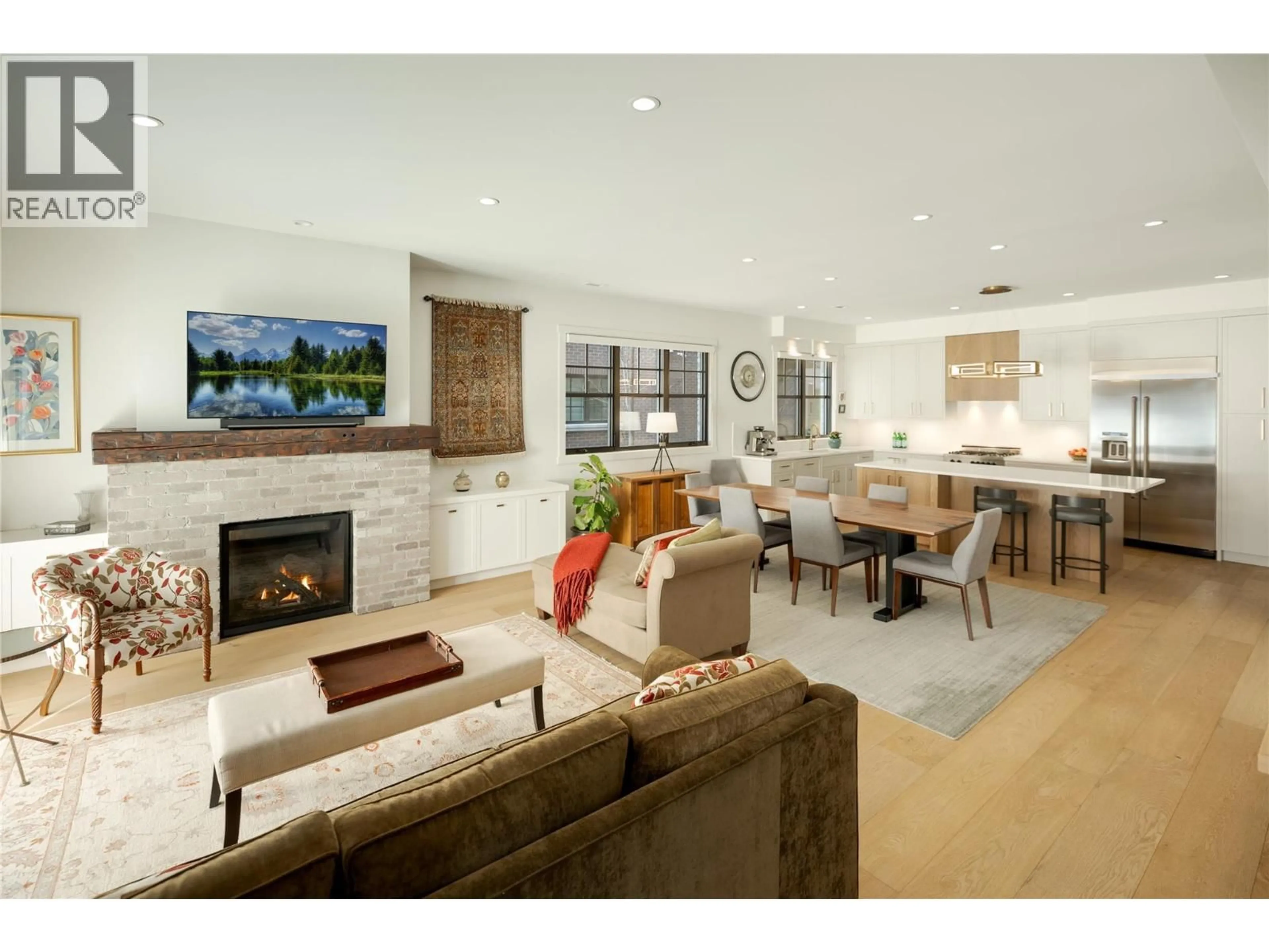 Living room with furniture, unknown for 2691 GORE STREET, Kelowna British Columbia V1Y5A5