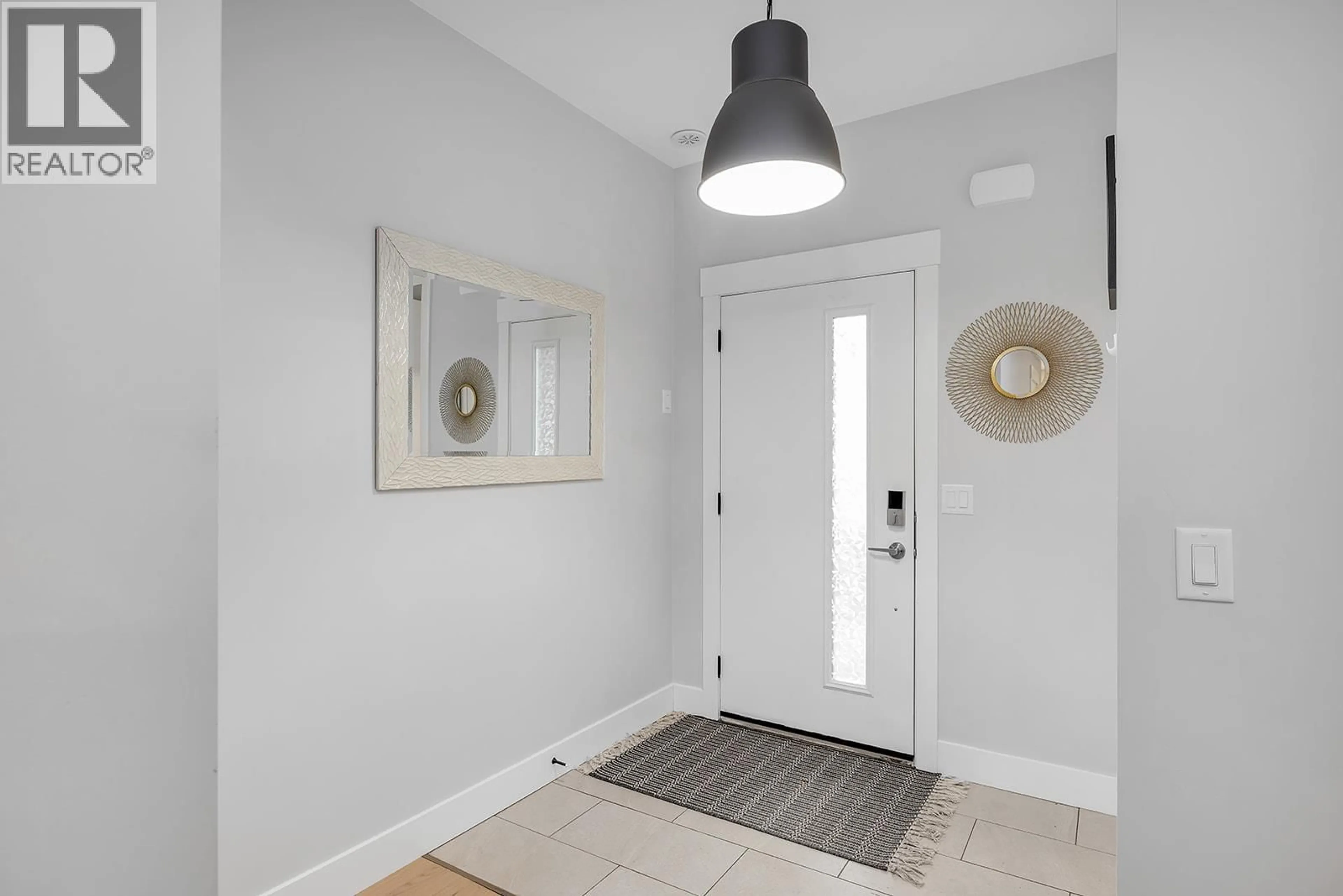 Indoor entryway for 1927 ETHEL STREET, Kelowna British Columbia V1Y2Z6