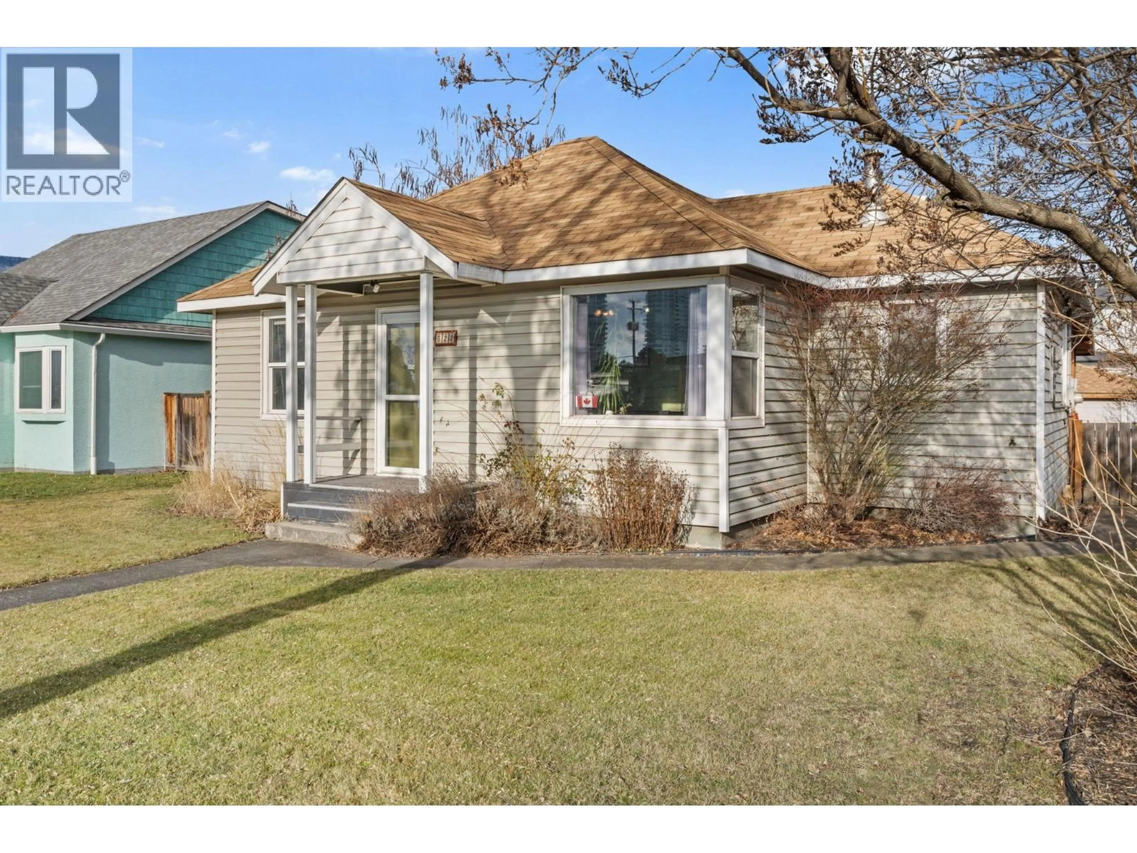 Home with vinyl exterior material, street for 622 BAY AVENUE, Kelowna British Columbia V1Y7J9