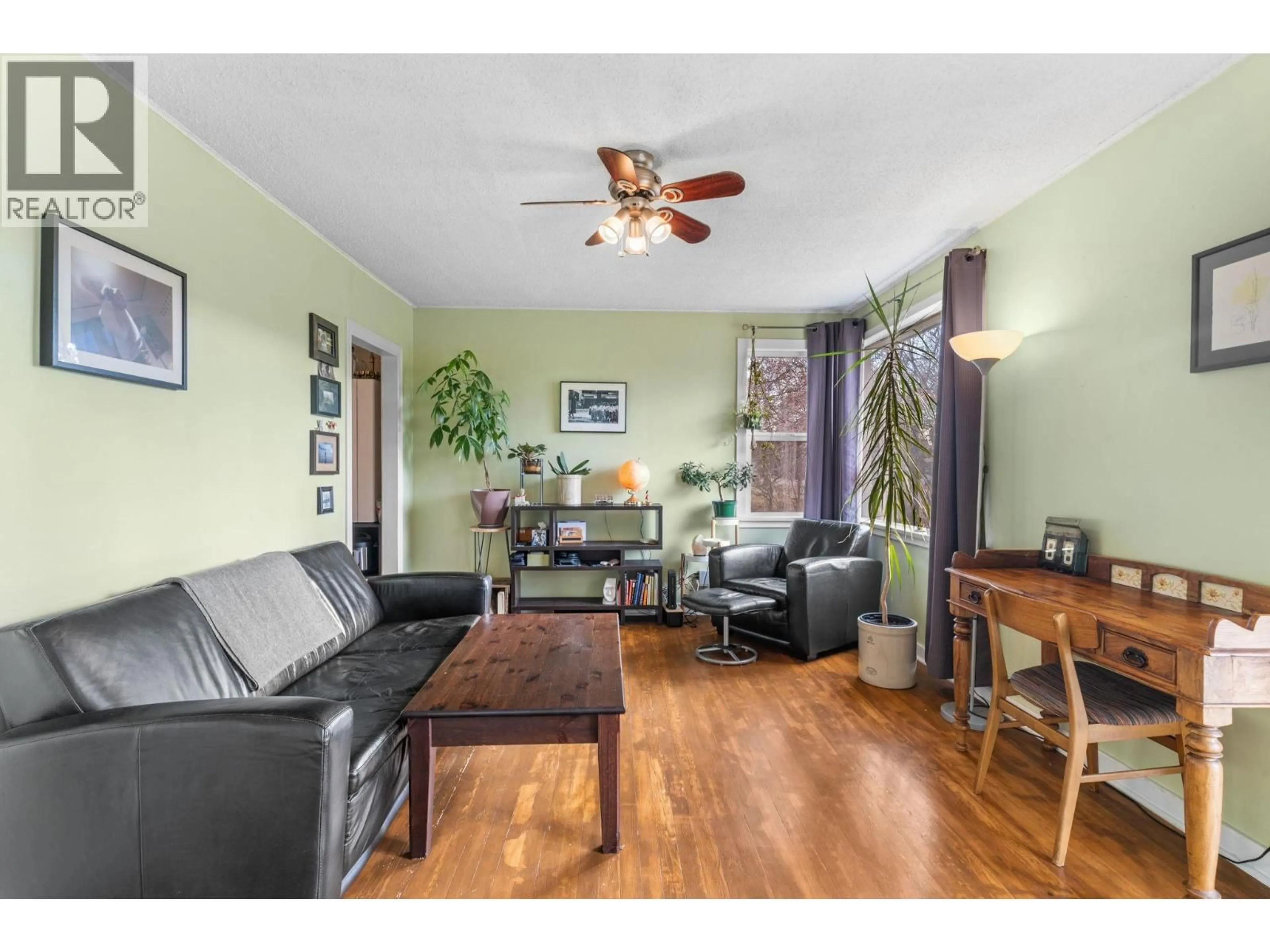 Living room with furniture, wood/laminate floor for 622 BAY AVENUE, Kelowna British Columbia V1Y7J9