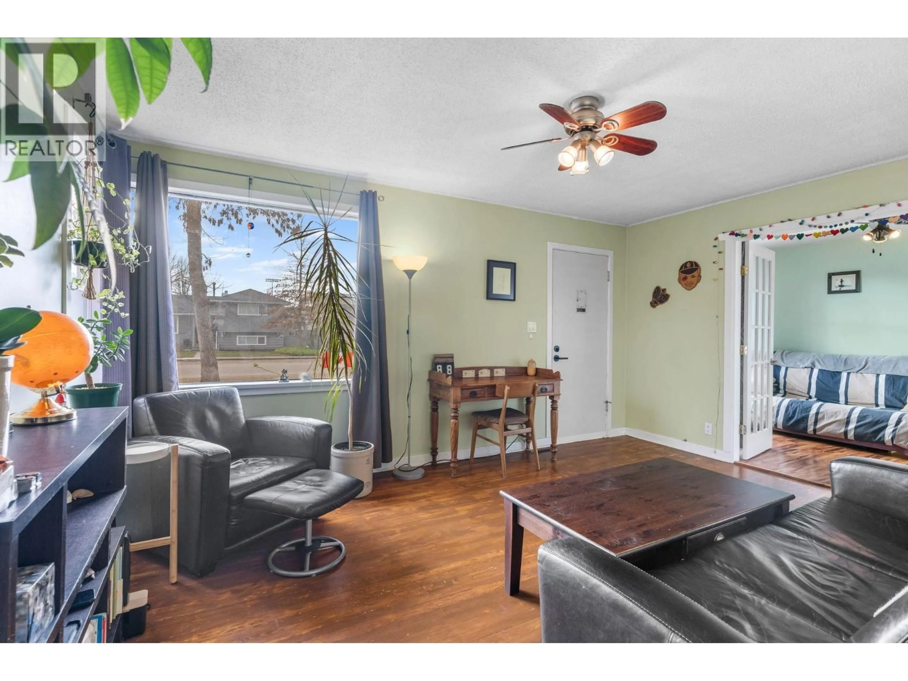 Living room with furniture, wood/laminate floor for 622 BAY AVENUE, Kelowna British Columbia V1Y7J9