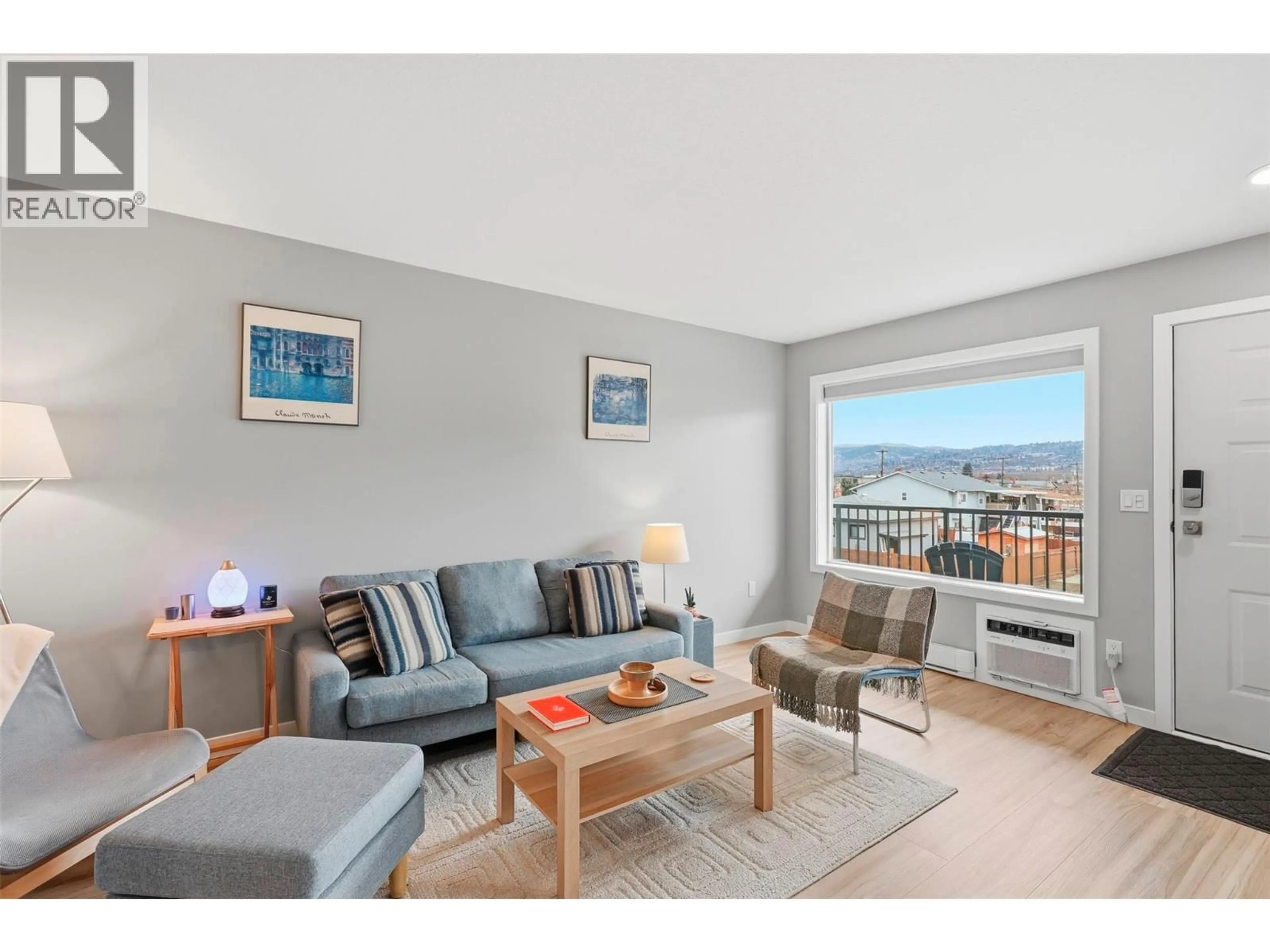 Living room with furniture, wood/laminate floor for 7 - 1320 SELKIRK AVENUE, Kamloops British Columbia V2B1V7