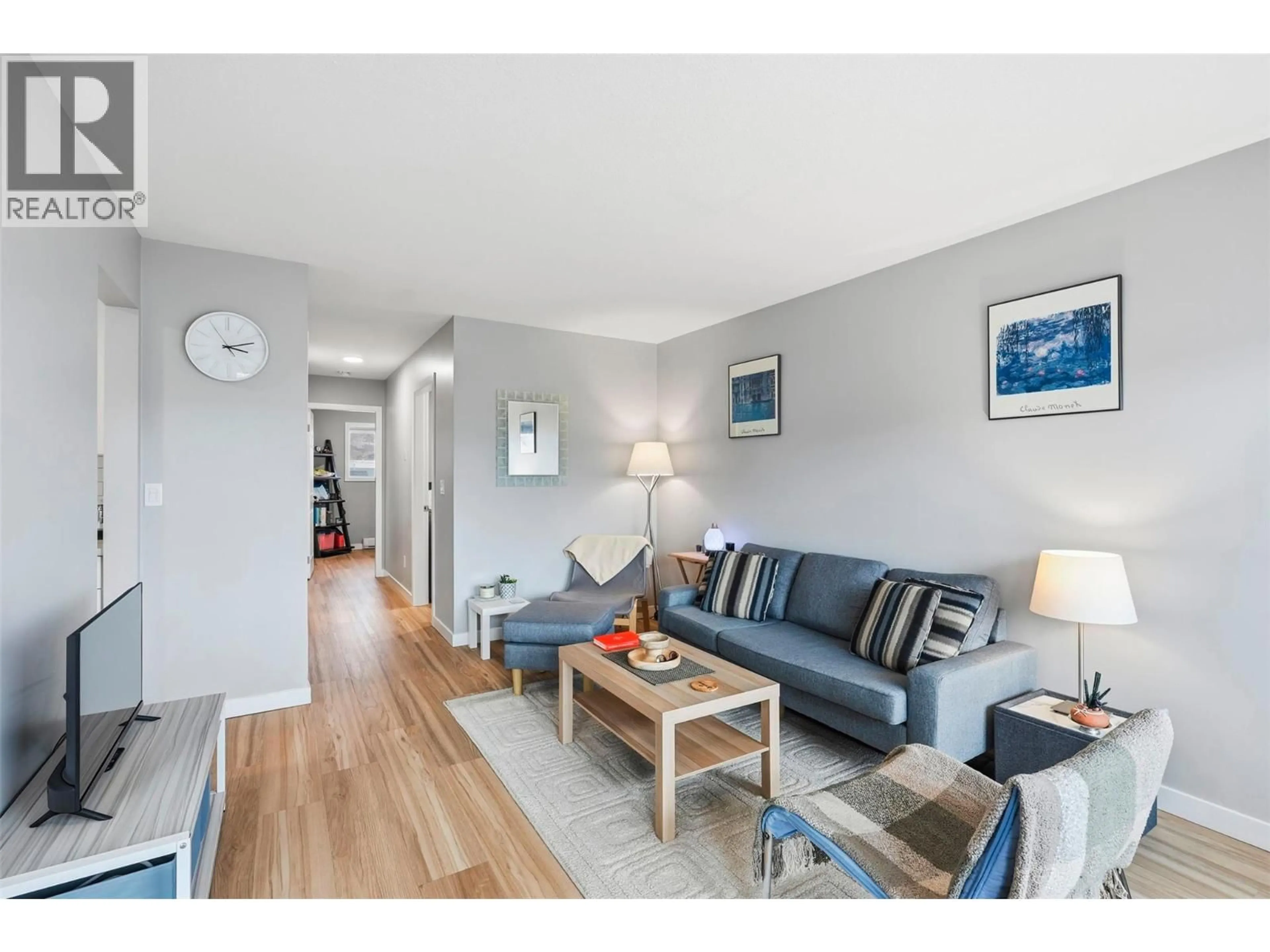 Living room with furniture, wood/laminate floor for 7 - 1320 SELKIRK AVENUE, Kamloops British Columbia V2B1V7