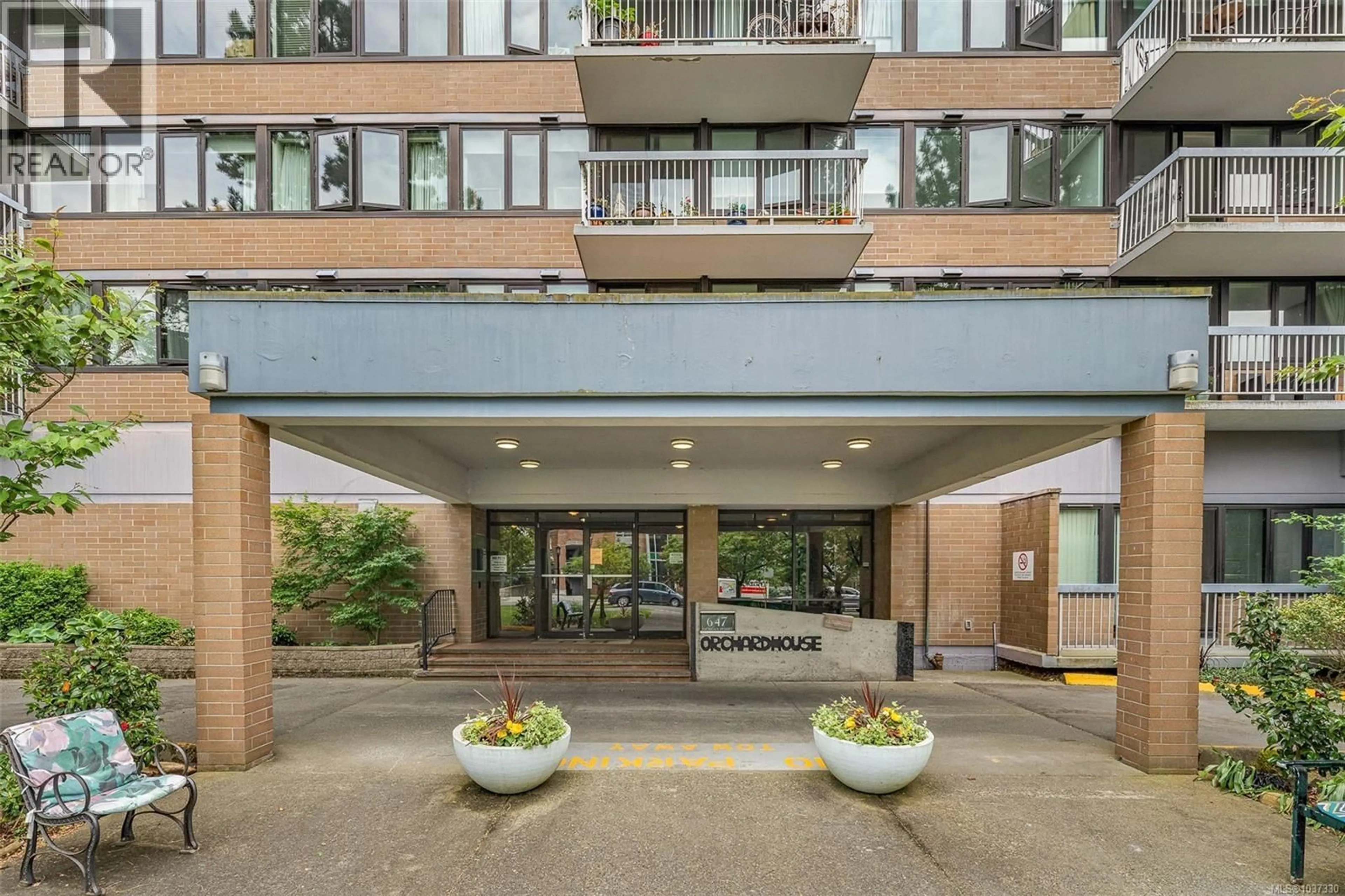 Indoor foyer for 907 - 647 MICHIGAN STREET, Victoria British Columbia V8V1S9