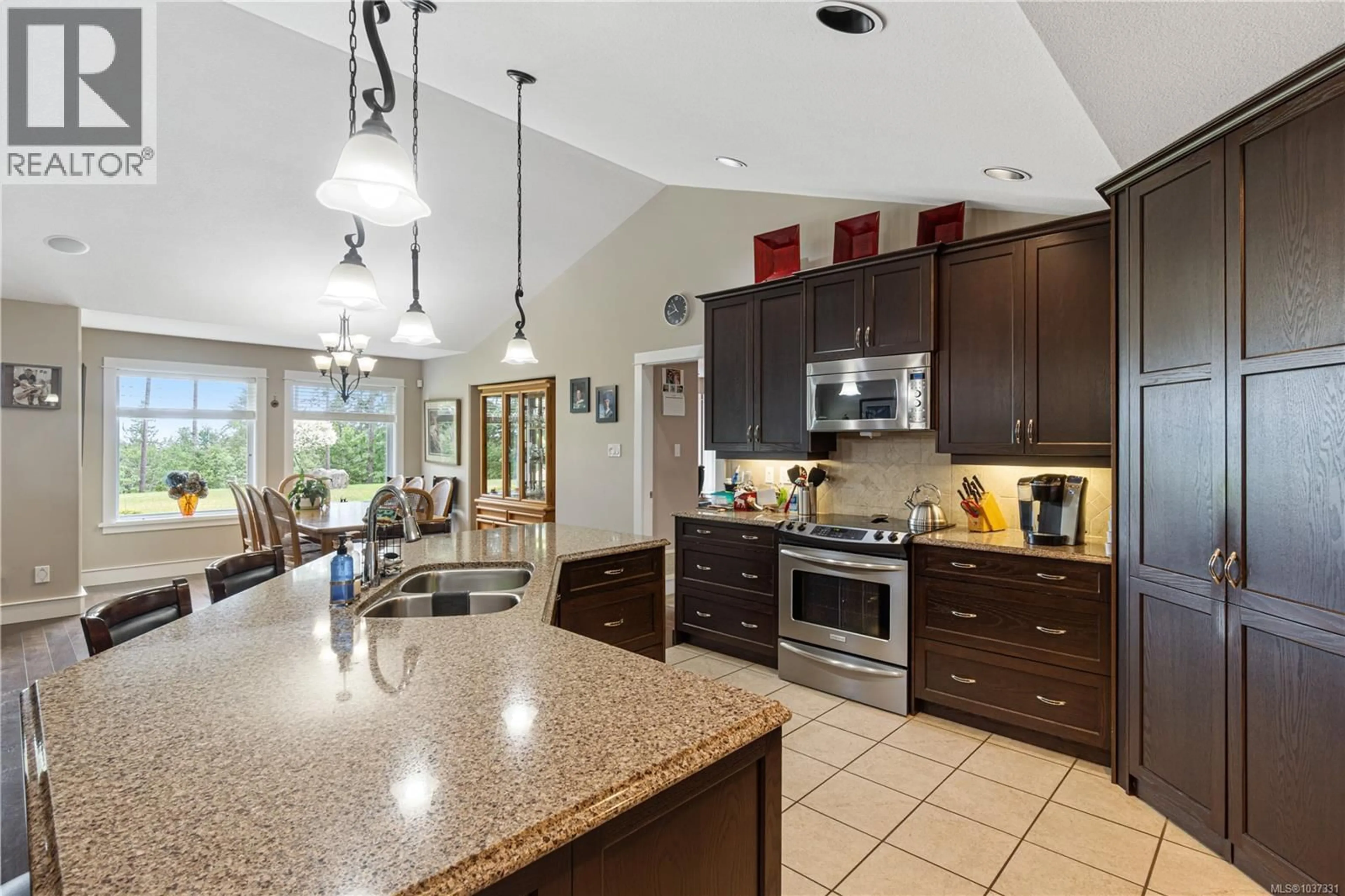 Open concept kitchen, ceramic/tile floor for 685 WILDGREEN WAY, Parksville British Columbia V9P0A5