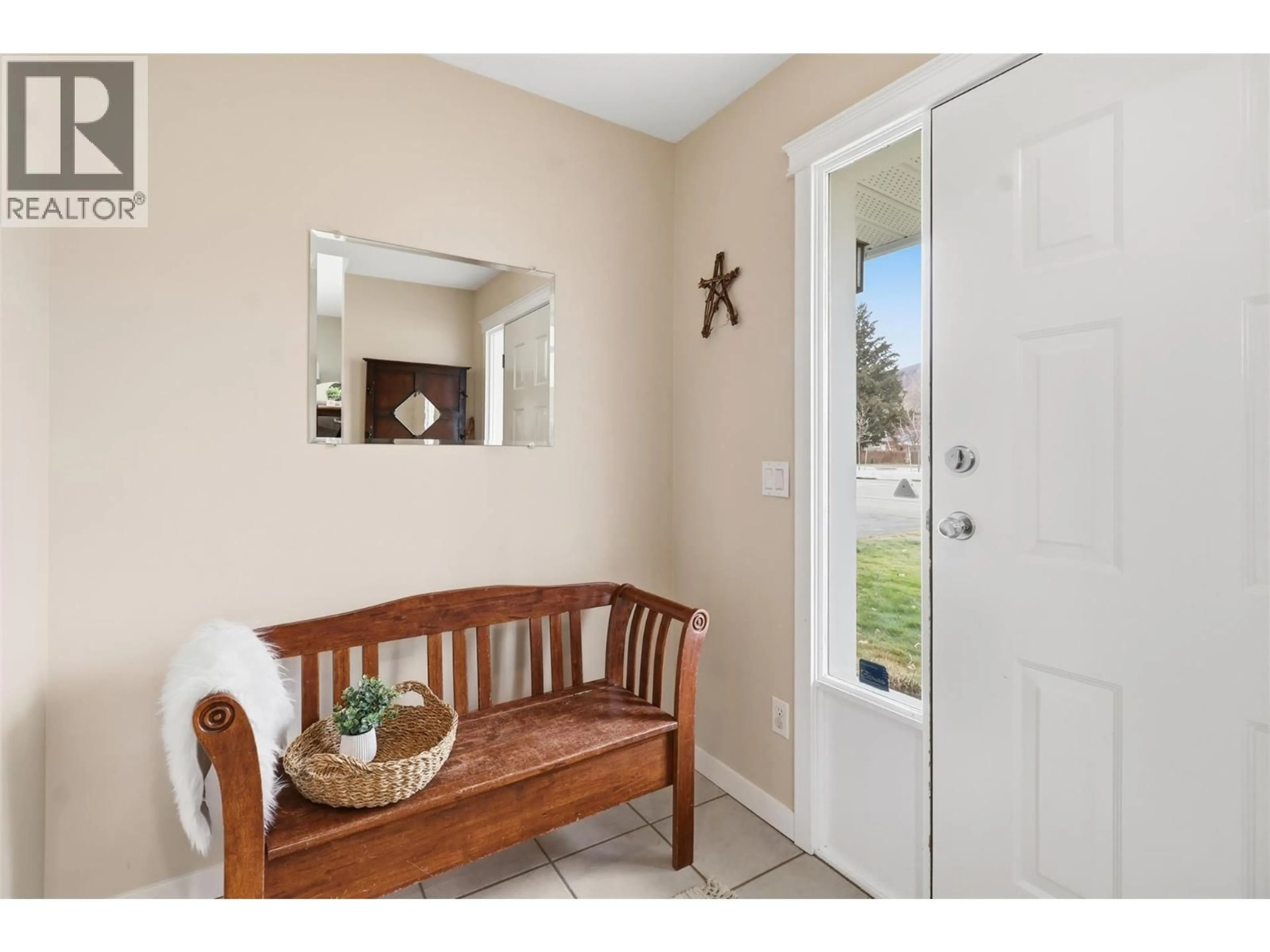Indoor entryway for 2195 PARKCREST AVENUE, Kamloops British Columbia V2B4X9