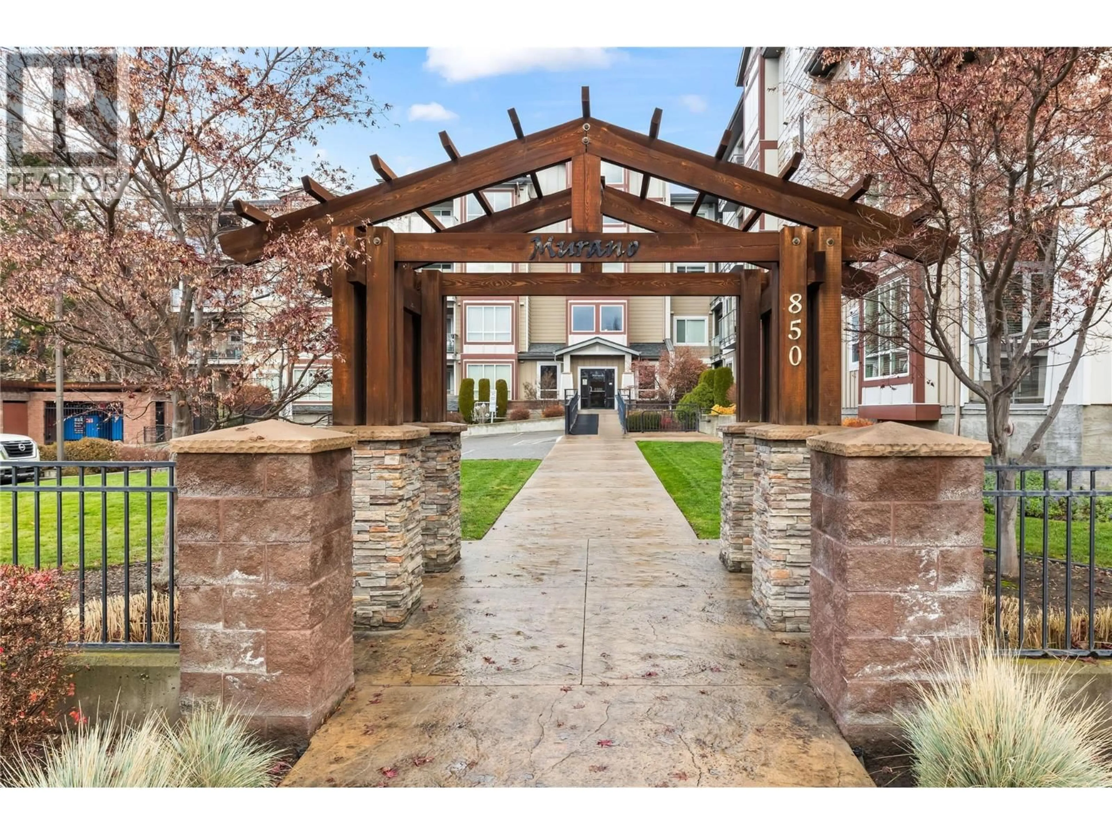 Indoor foyer for 416 - 850 SAUCIER AVENUE, Kelowna British Columbia V1Y6A3