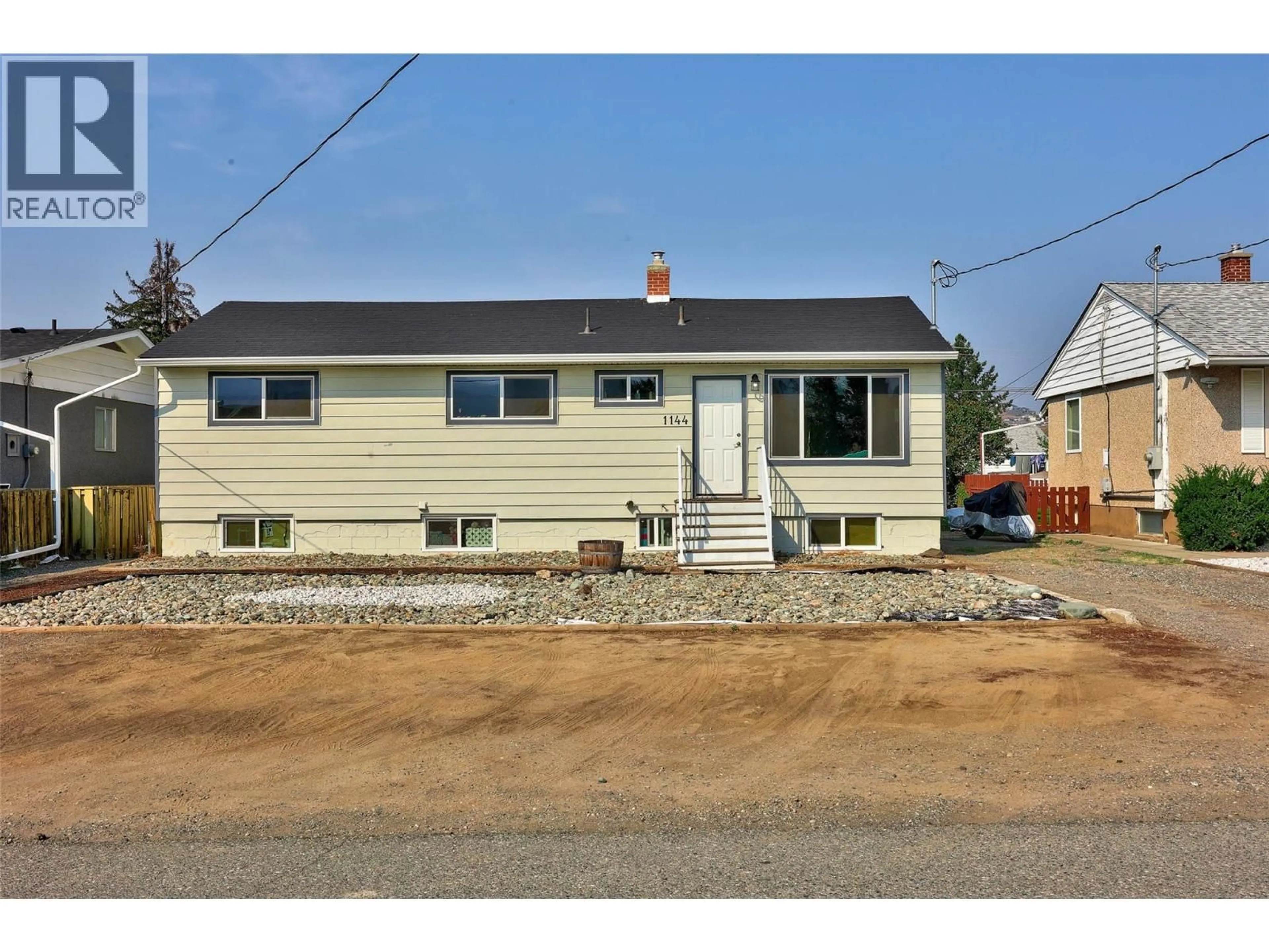 Home with vinyl exterior material, street for 1144 SHERBROOKE AVENUE, Kamloops British Columbia V2B1W7