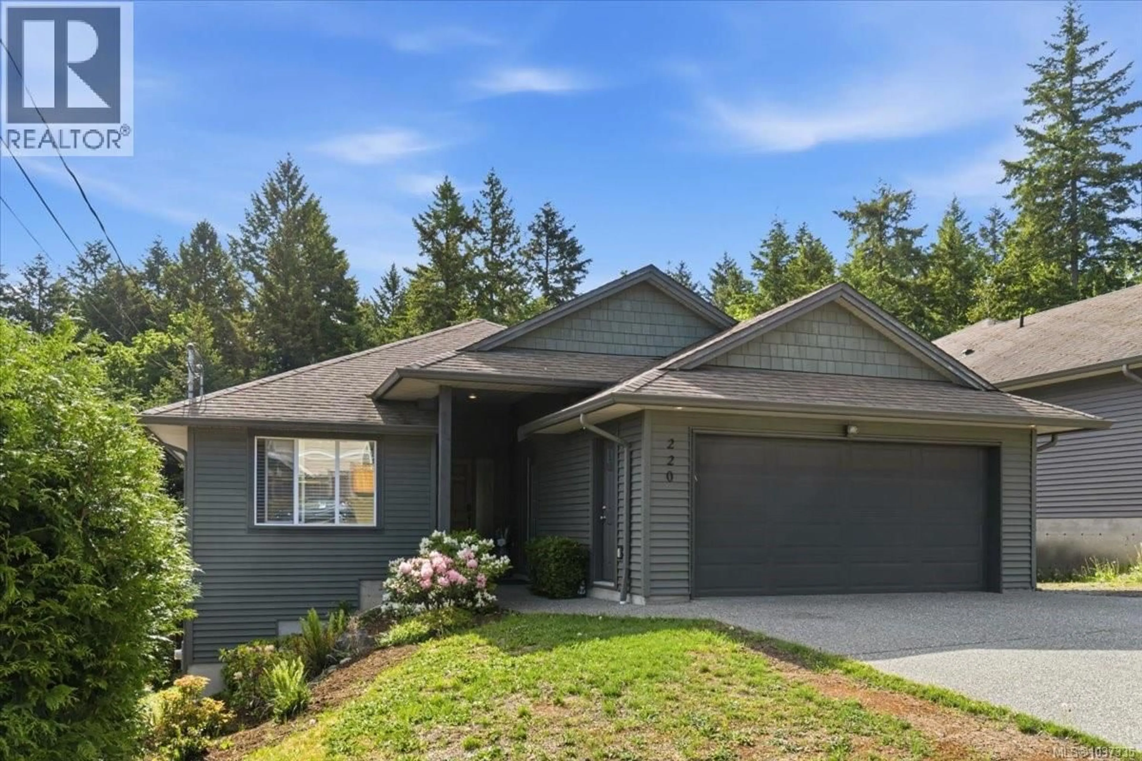 Home with vinyl exterior material, street for 220 WESTWOOD ROAD, Nanaimo British Columbia V9R6S3