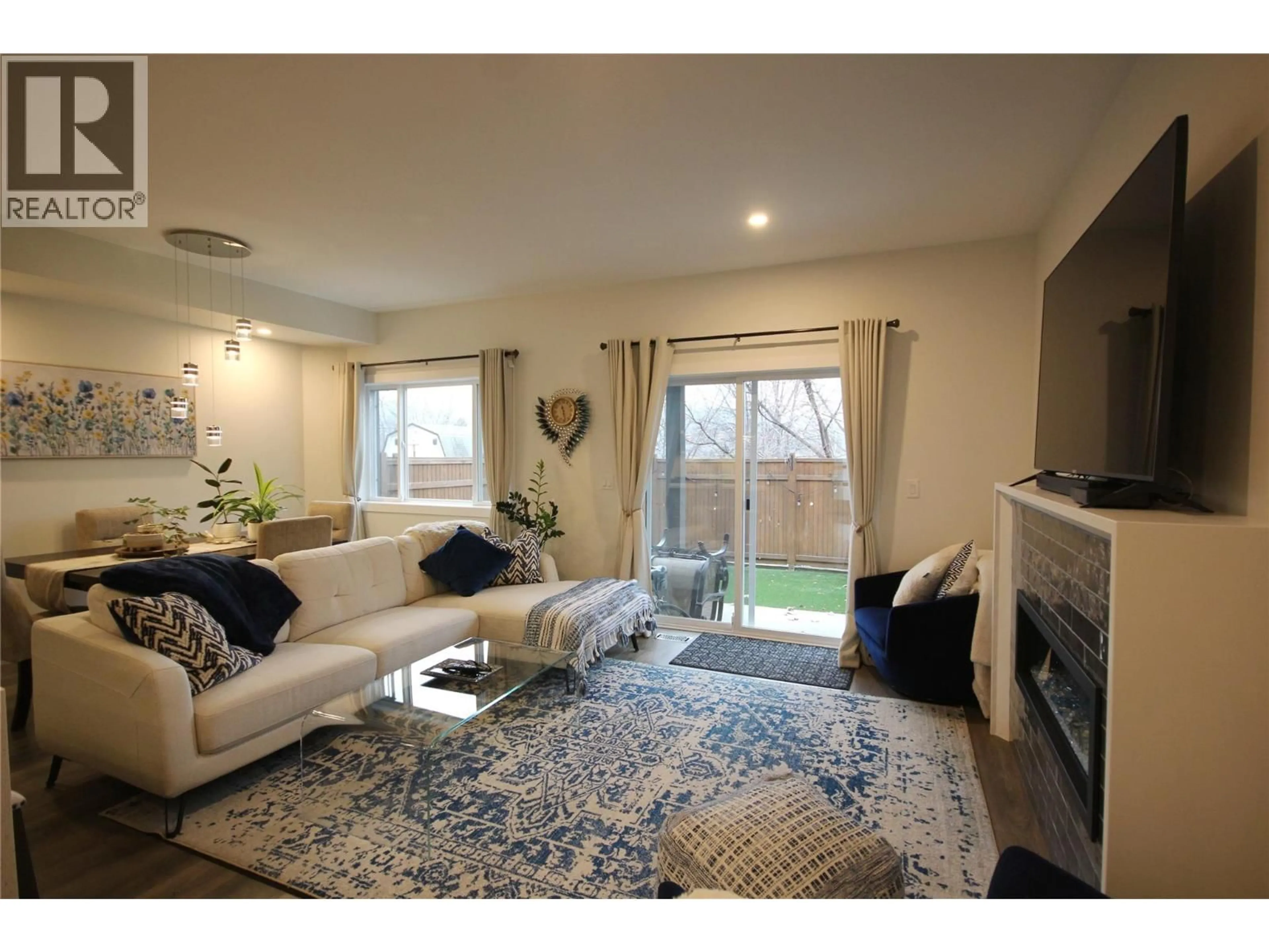 Living room with furniture, unknown for 105 - 522 EDMONTON AVENUE, Penticton British Columbia V2A2H2