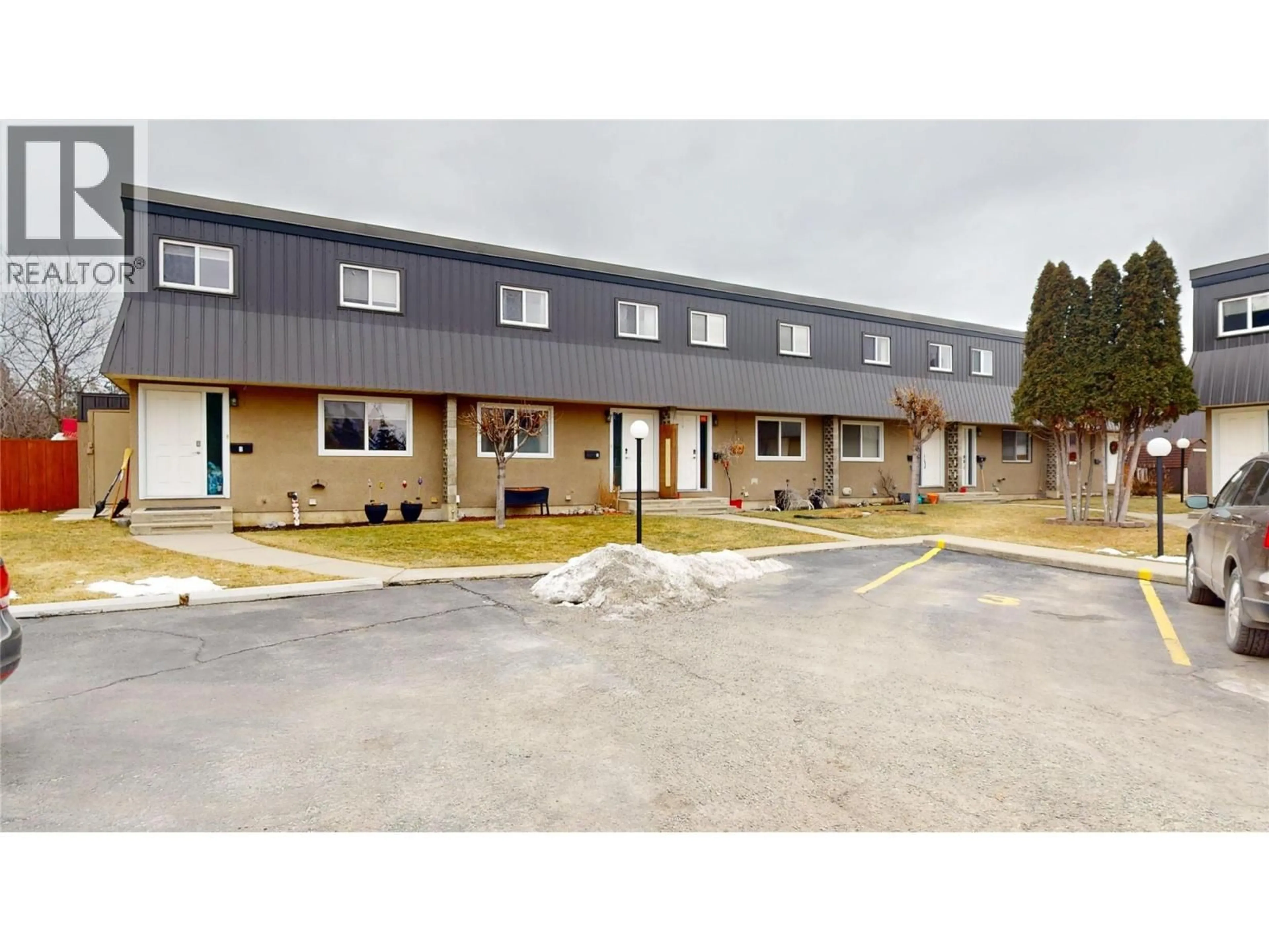 A pic from outside/outdoor area/front of a property/back of a property/a pic from drone, building for 2 - 118 23RD AVENUE SOUTH, Cranbrook British Columbia V1C4P1