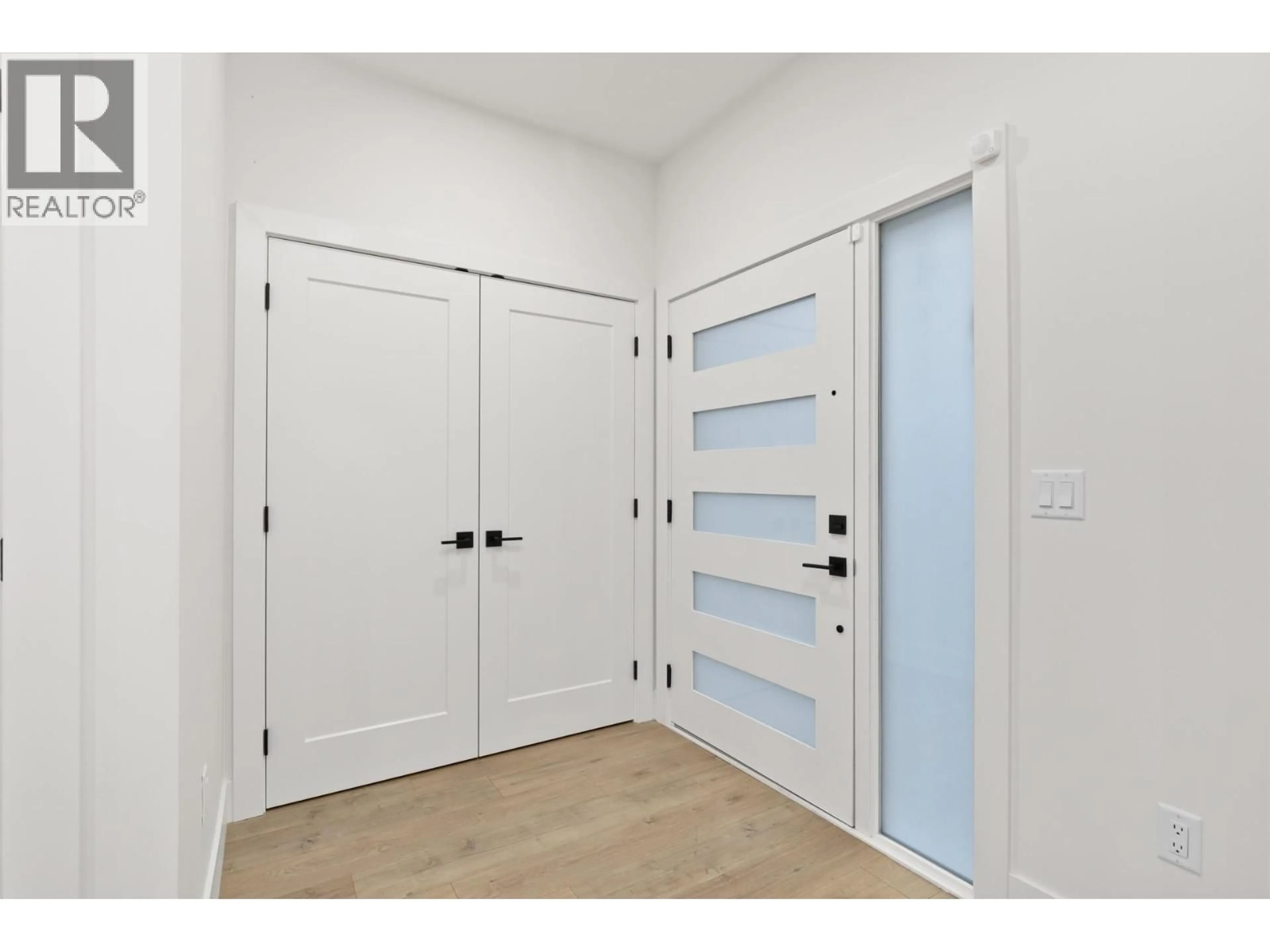 Indoor entryway for 2 - 781 RAYMER AVENUE, Kelowna British Columbia V1Y4Z7