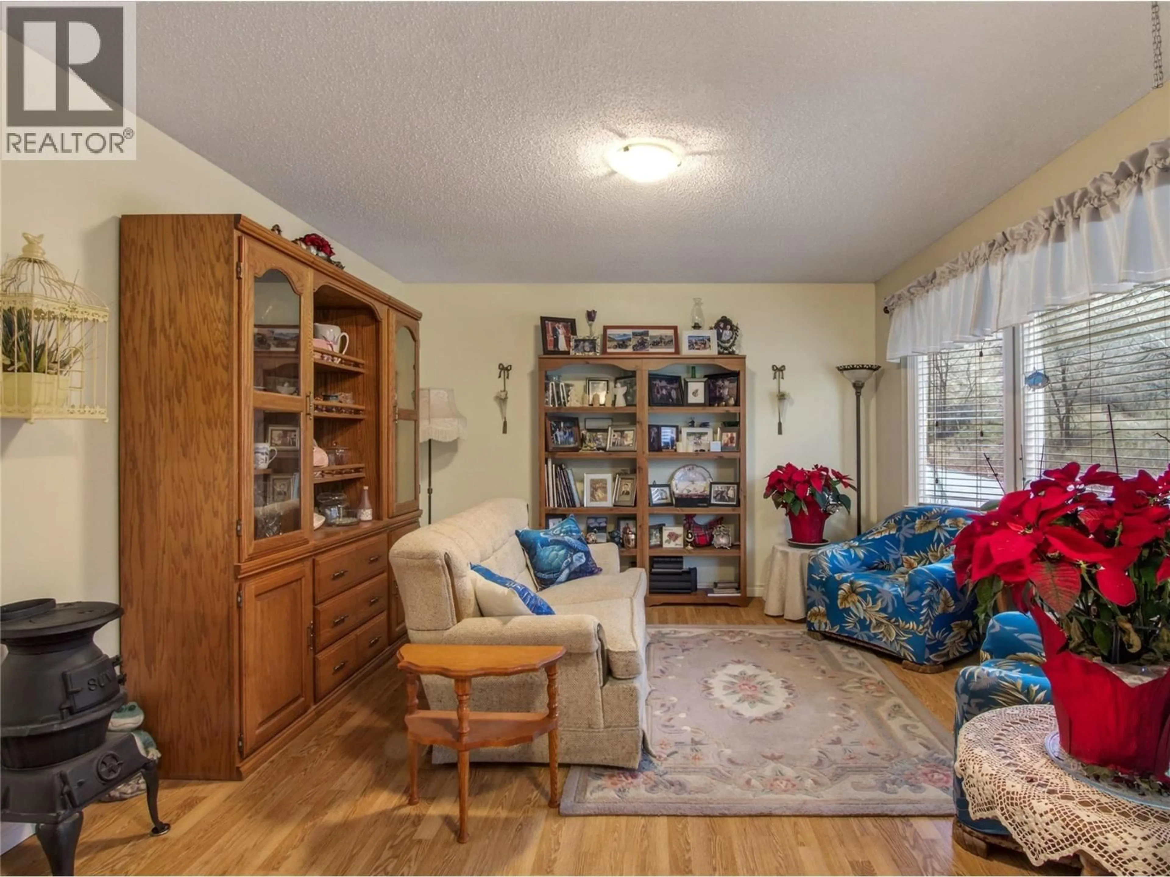 Living room with furniture, unknown for 109 GREEN AVENUE EAST, Penticton British Columbia V2A7P6