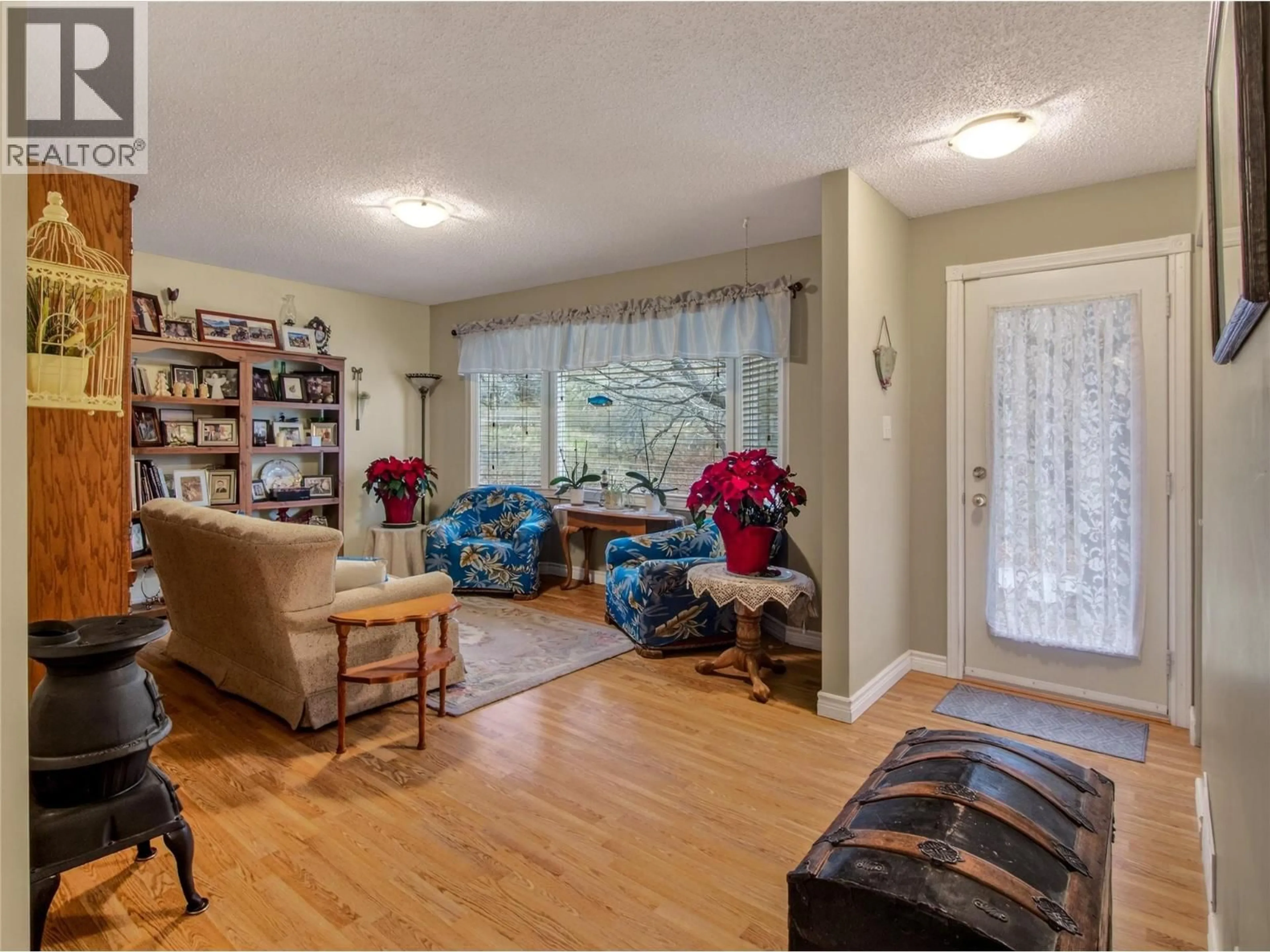 Living room with furniture, unknown for 109 GREEN AVENUE EAST, Penticton British Columbia V2A7P6