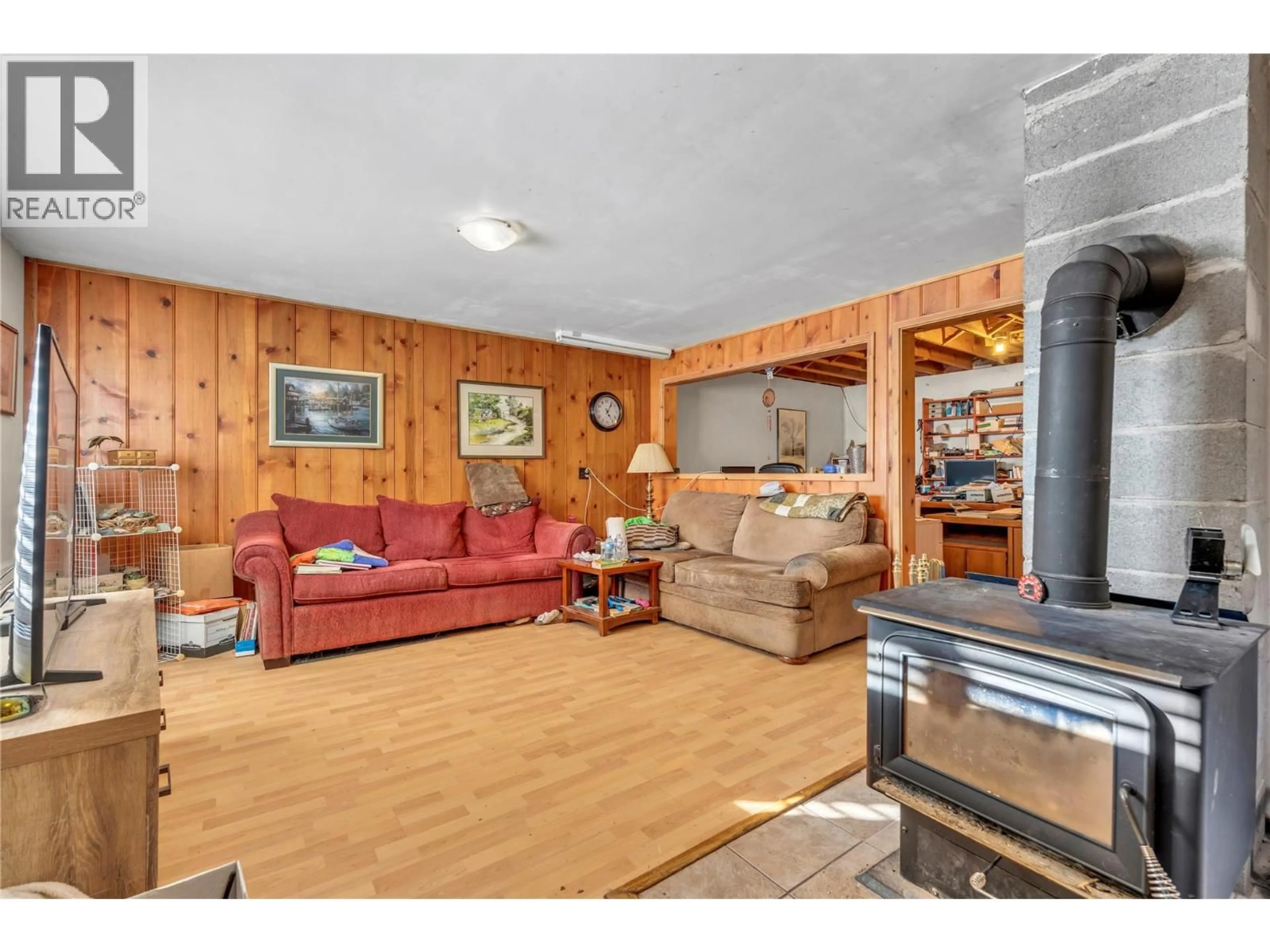 Living room with furniture, wood/laminate floor for 822 BELFORT ROAD, Princeton British Columbia V0X1W0
