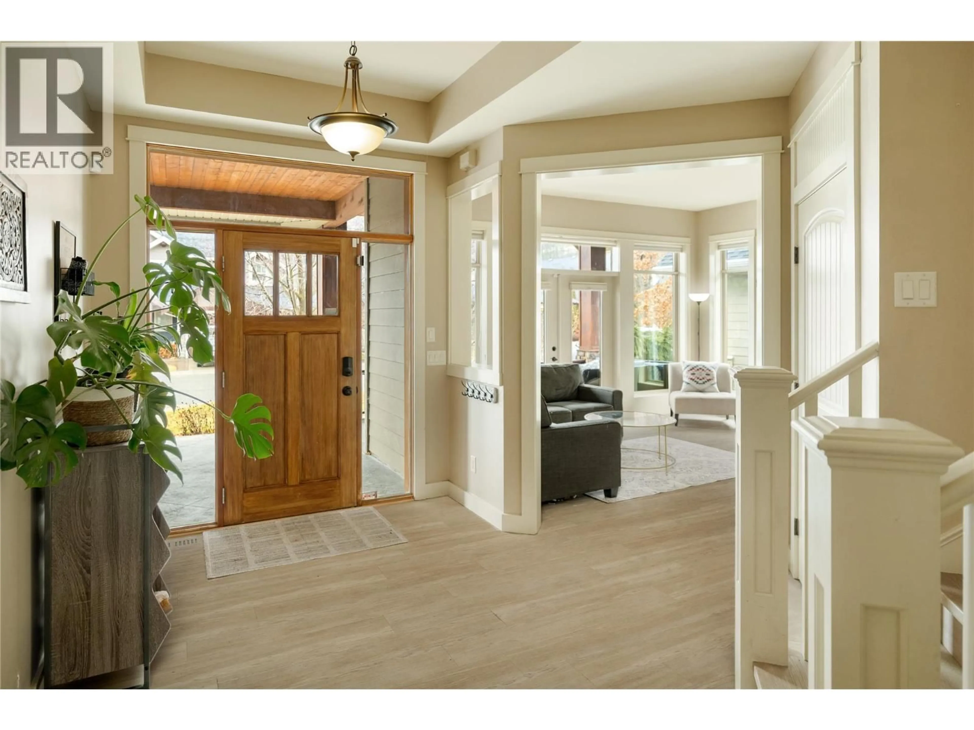 Indoor entryway for 1959 HIDDEN LAKE PLACE, Kelowna British Columbia V1V2W8