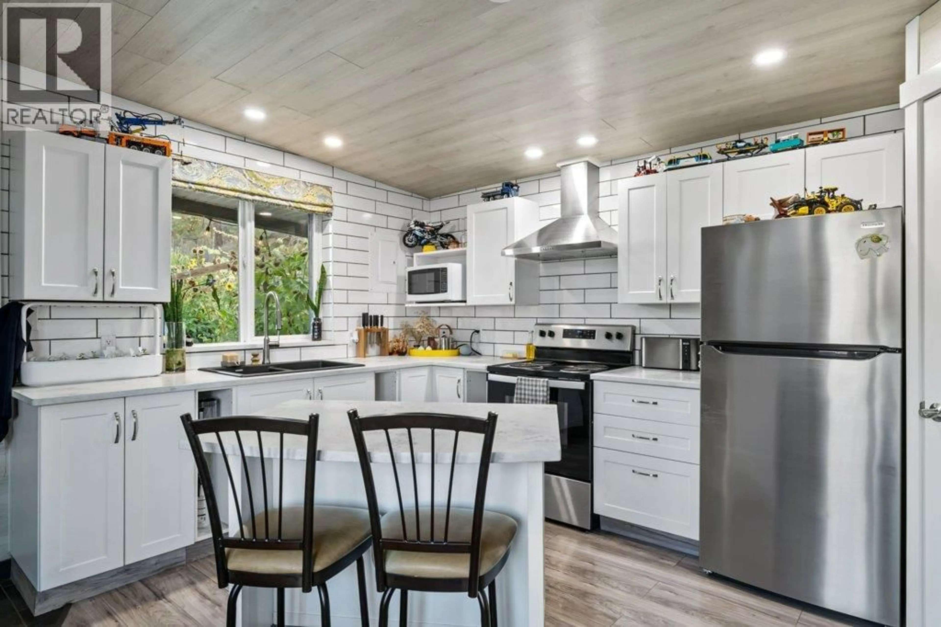 Open concept kitchen, unknown for 2245 BENNETT ROAD, Kelowna British Columbia V1V2N3