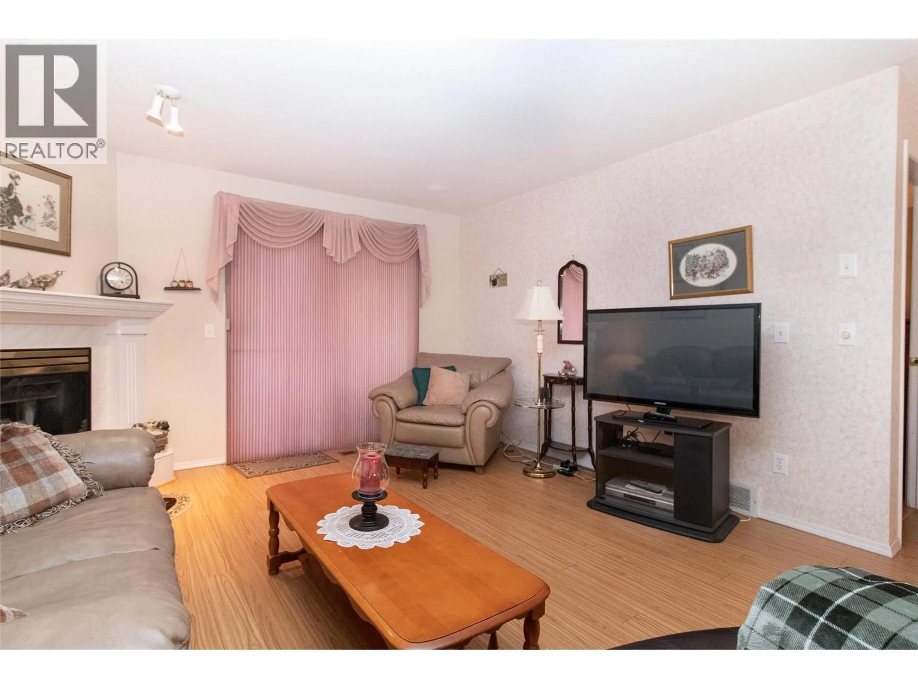 Living room with furniture, wood/laminate floor for 38 - 1874 PARKVIEW CRESCENT, Kelowna British Columbia V1X7G6