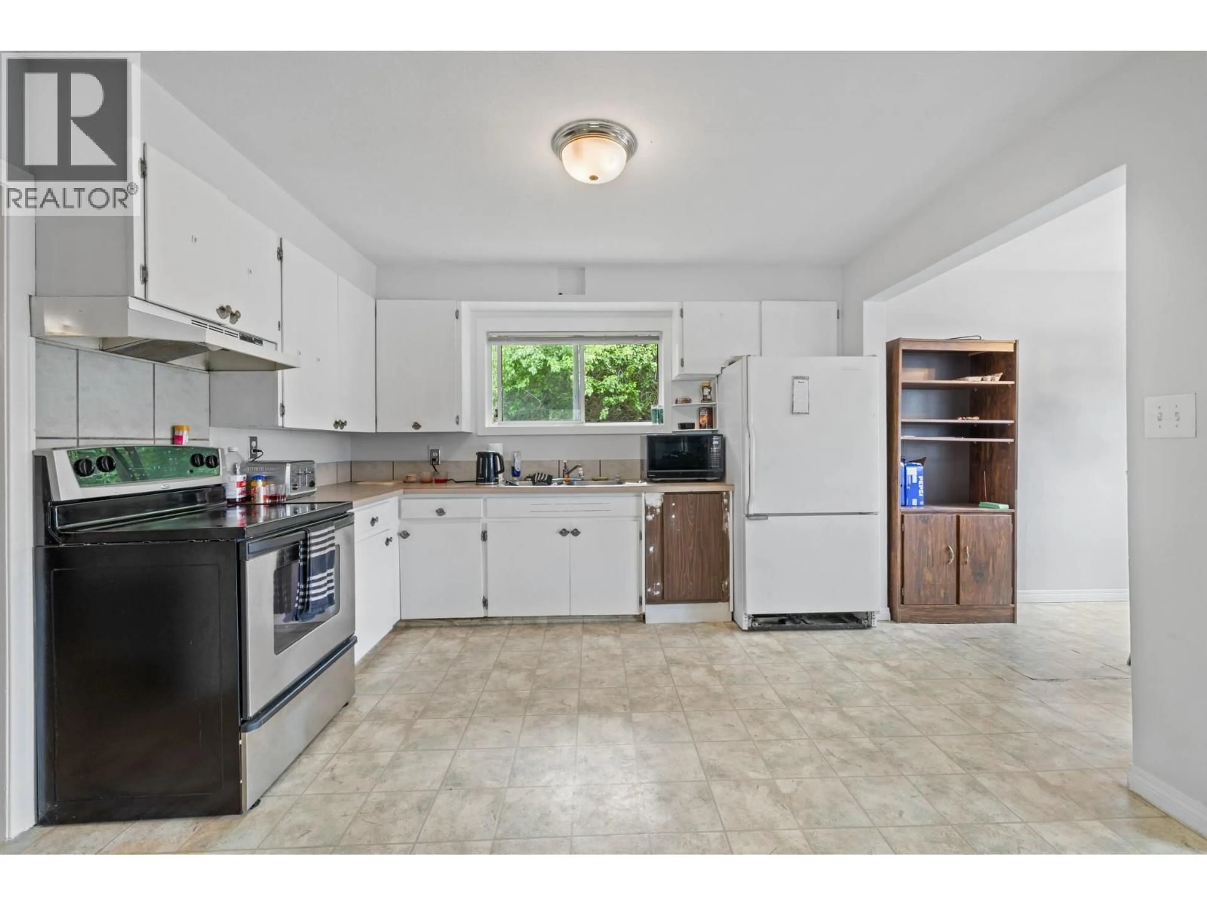 Standard kitchen, ceramic/tile floor for 1125 HIGH ROAD, Kelowna British Columbia V1Y7A9