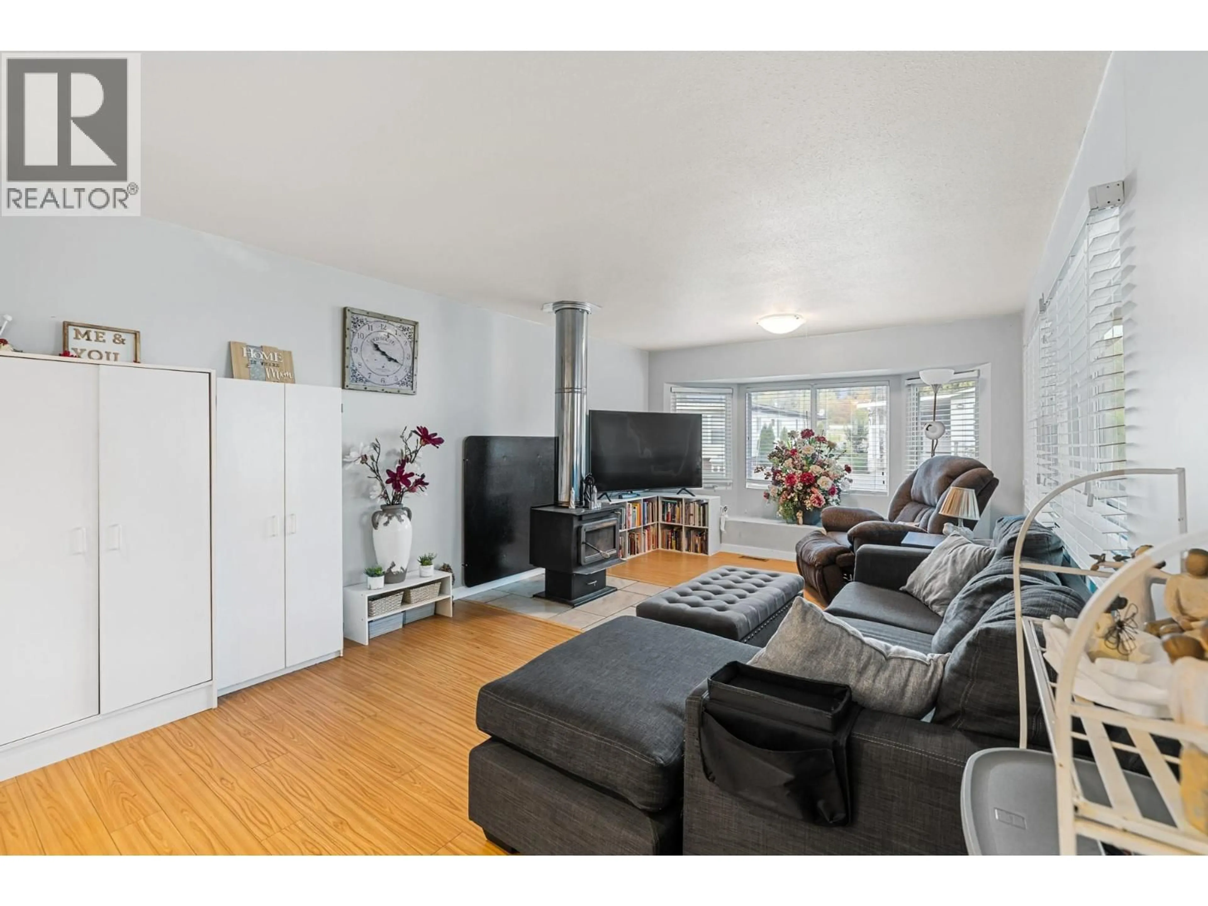 Living room with furniture, wood/laminate floor for 54 - 1881 BOUCHERIE ROAD, West Kelowna British Columbia V4T0C9
