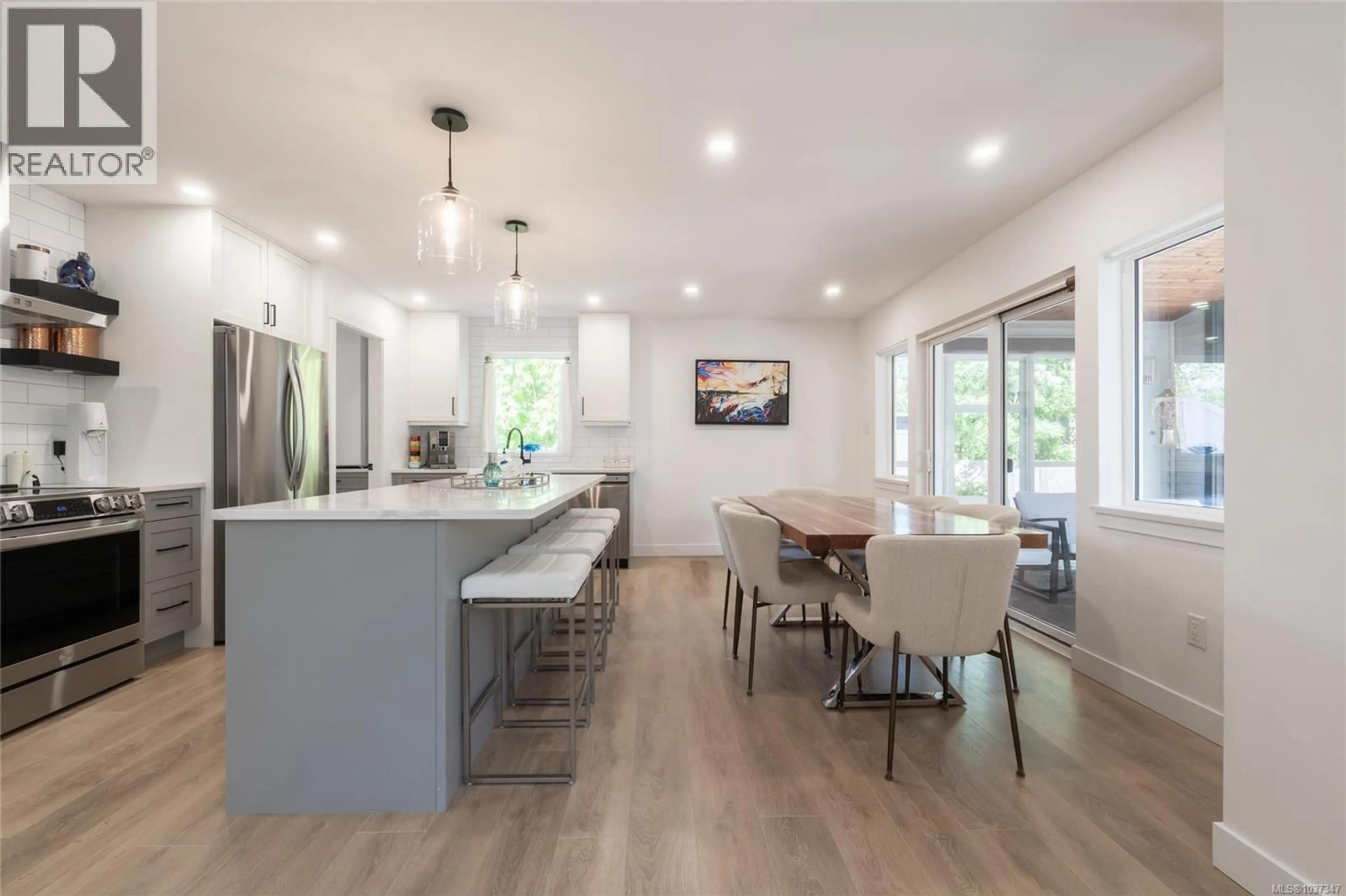 Open concept kitchen, wood/laminate floor for 104 BURNS PLACE, Ladysmith British Columbia V9G1P8