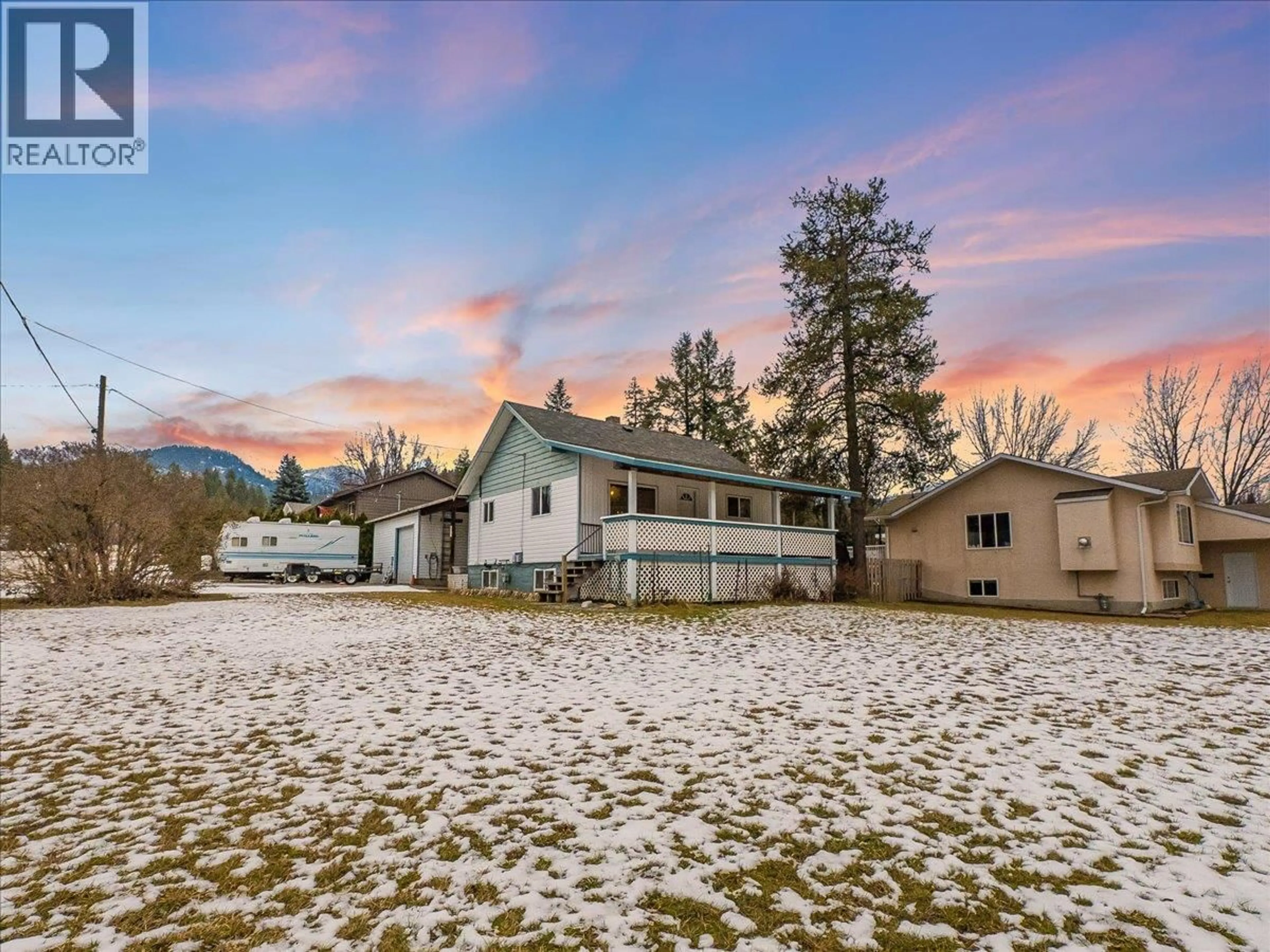 A pic from outside/outdoor area/front of a property/back of a property/a pic from drone, mountain view for 95 PINE AVENUE, Fruitvale British Columbia V0G1L0