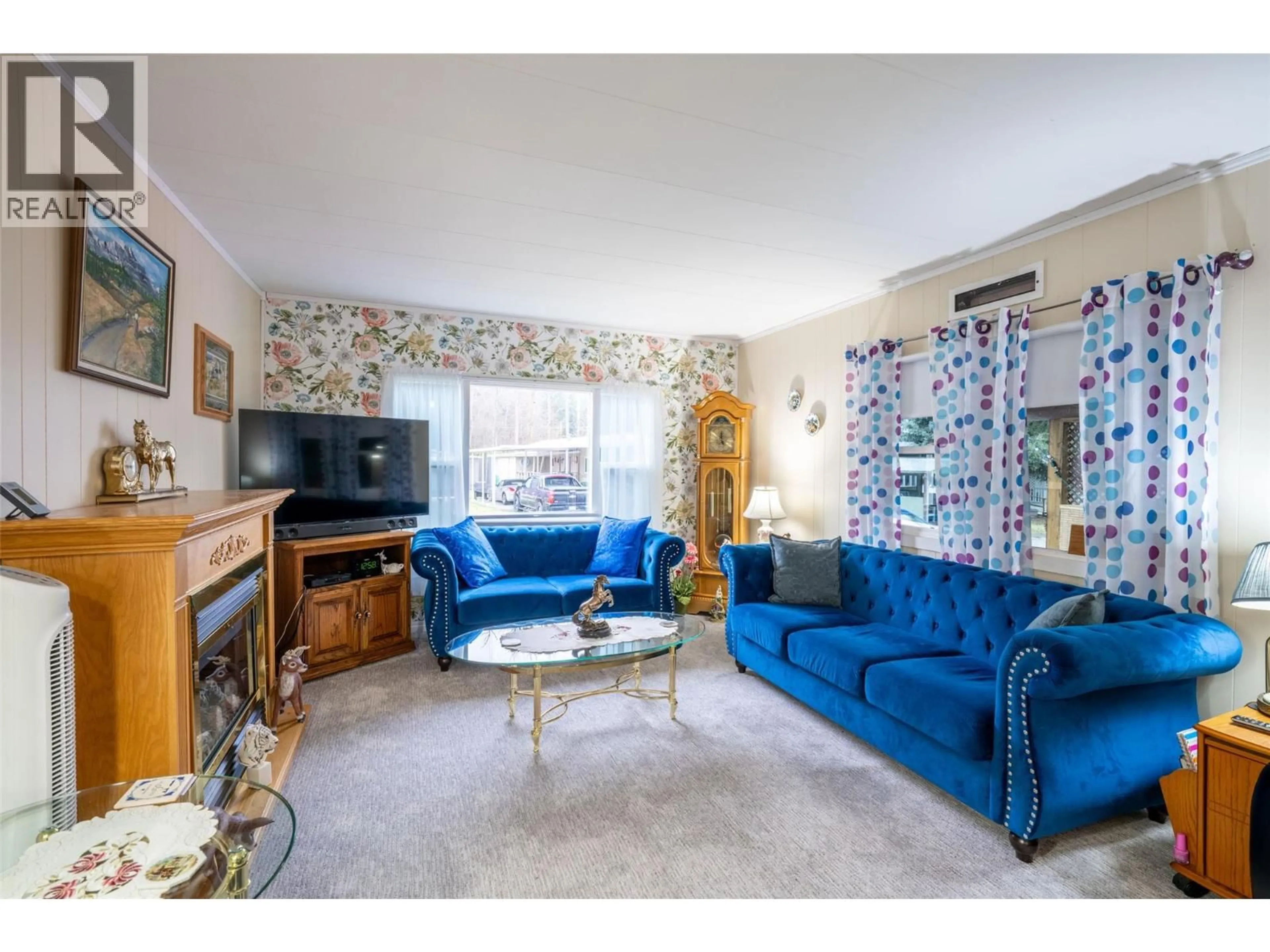 Living room with furniture, carpet floor for 41 - 4701 PLEASANT VALLEY ROAD, Vernon British Columbia V1T4M7