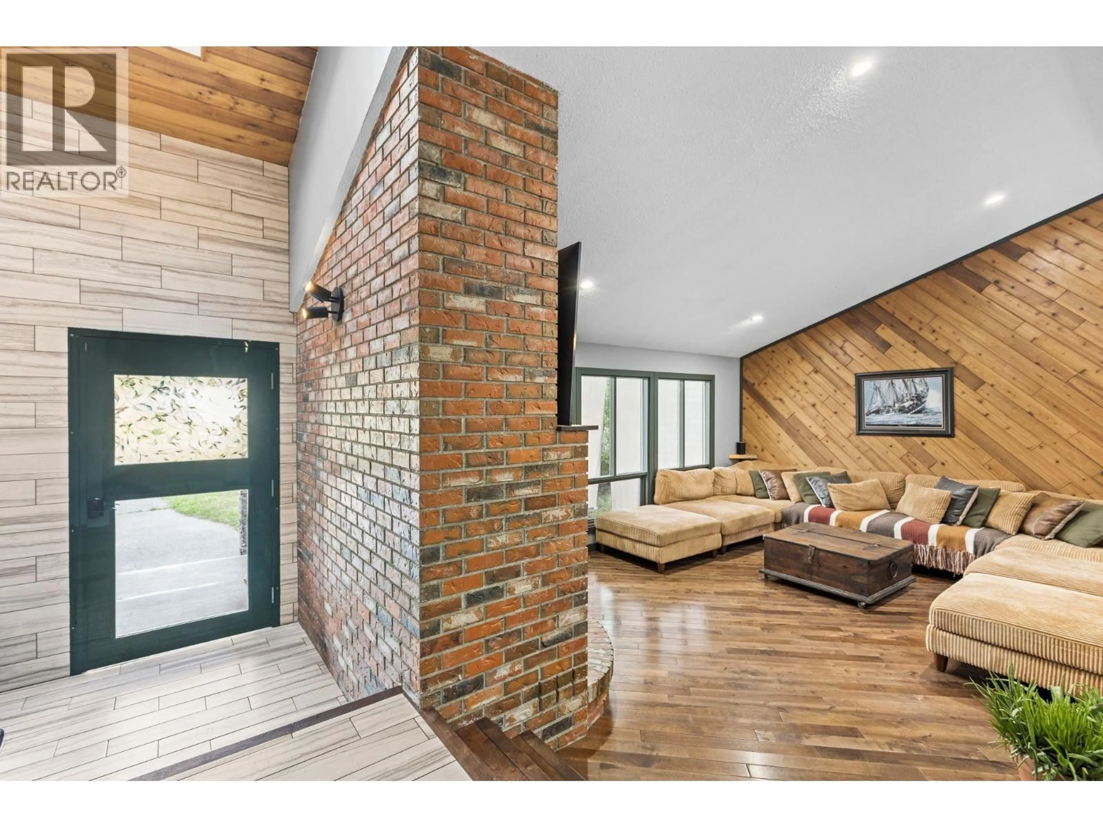 Indoor entryway for 4662&4658 BIRCH LANE, Barriere British Columbia V0E1E0