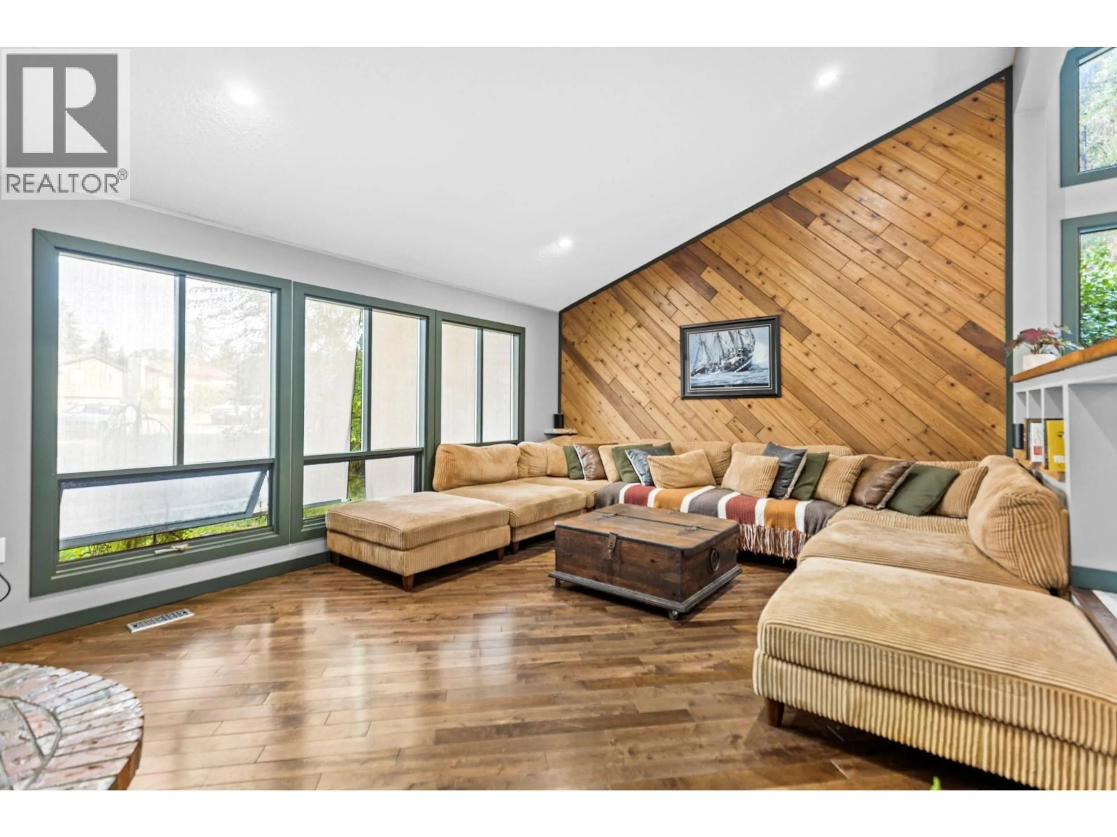 Living room with furniture, wood/laminate floor for 4662&4658 BIRCH LANE, Barriere British Columbia V0E1E0