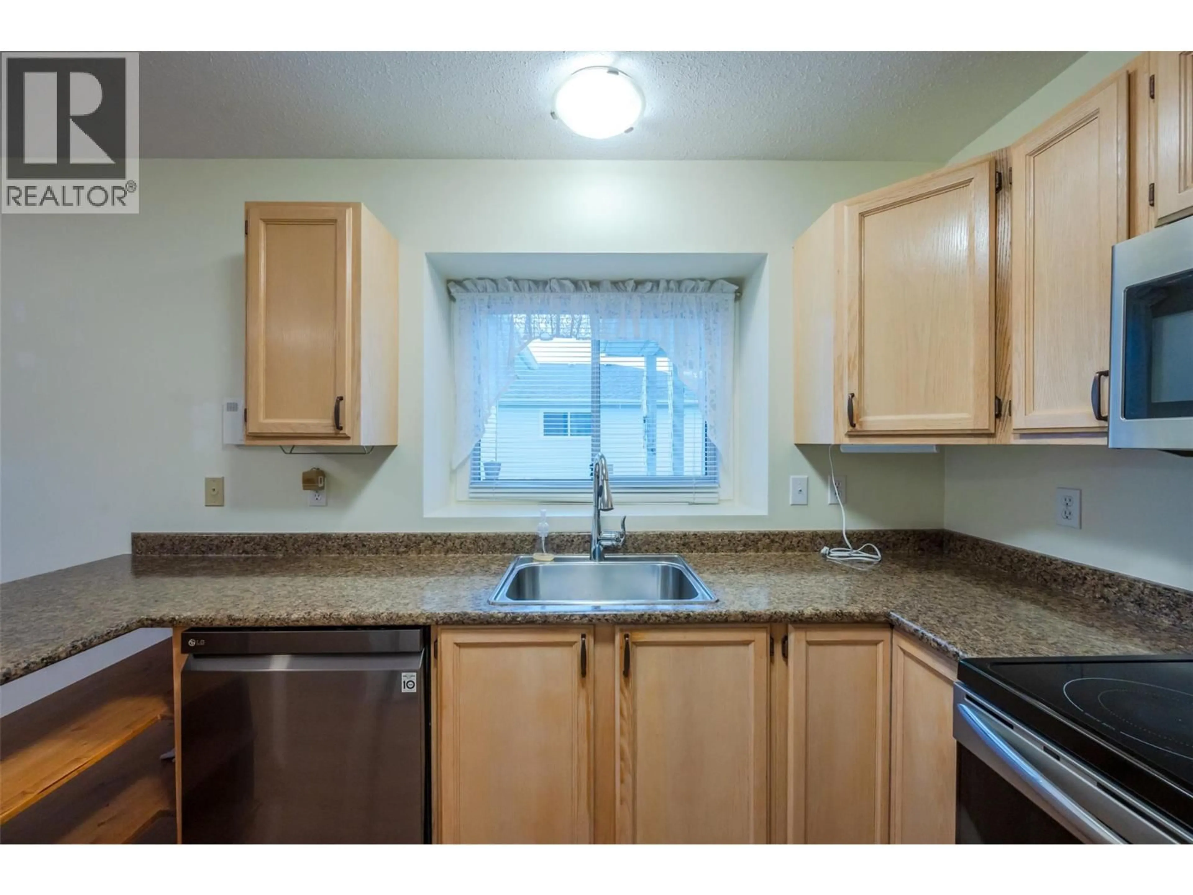 Standard kitchen, unknown for 32 KINGFISHER DRIVE, Penticton British Columbia V2A8K6