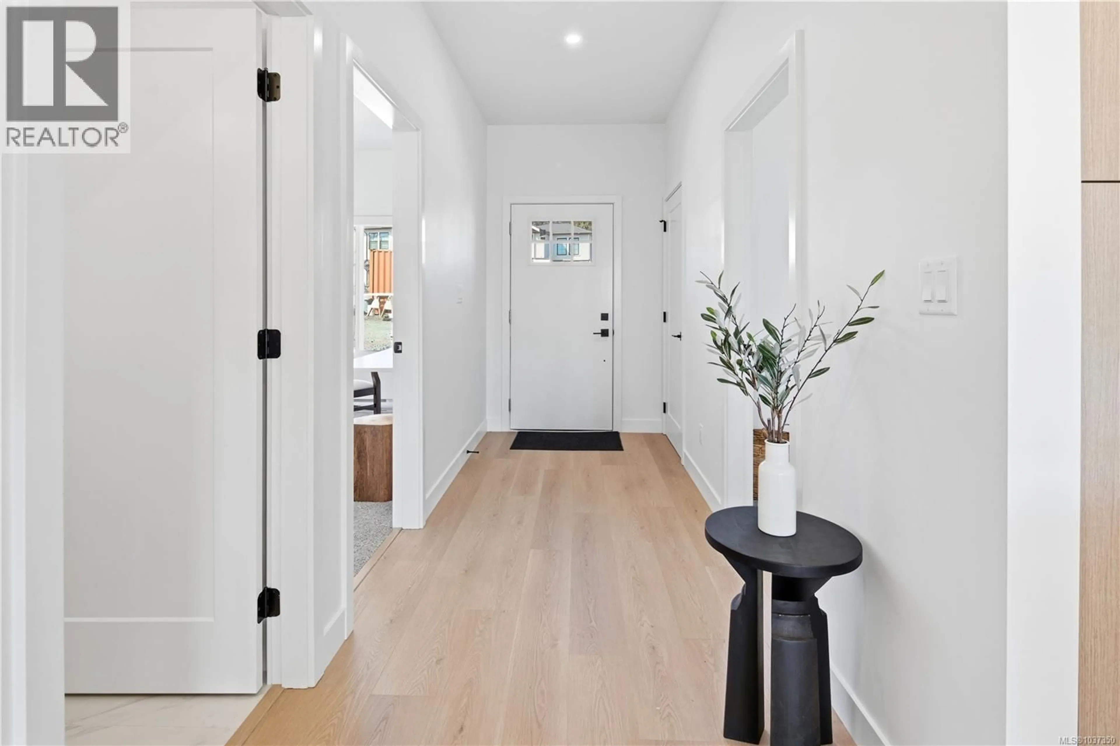Indoor entryway for 301 - 7057 CENTRAL SAANICH ROAD, Central Saanich British Columbia V8M1Y3