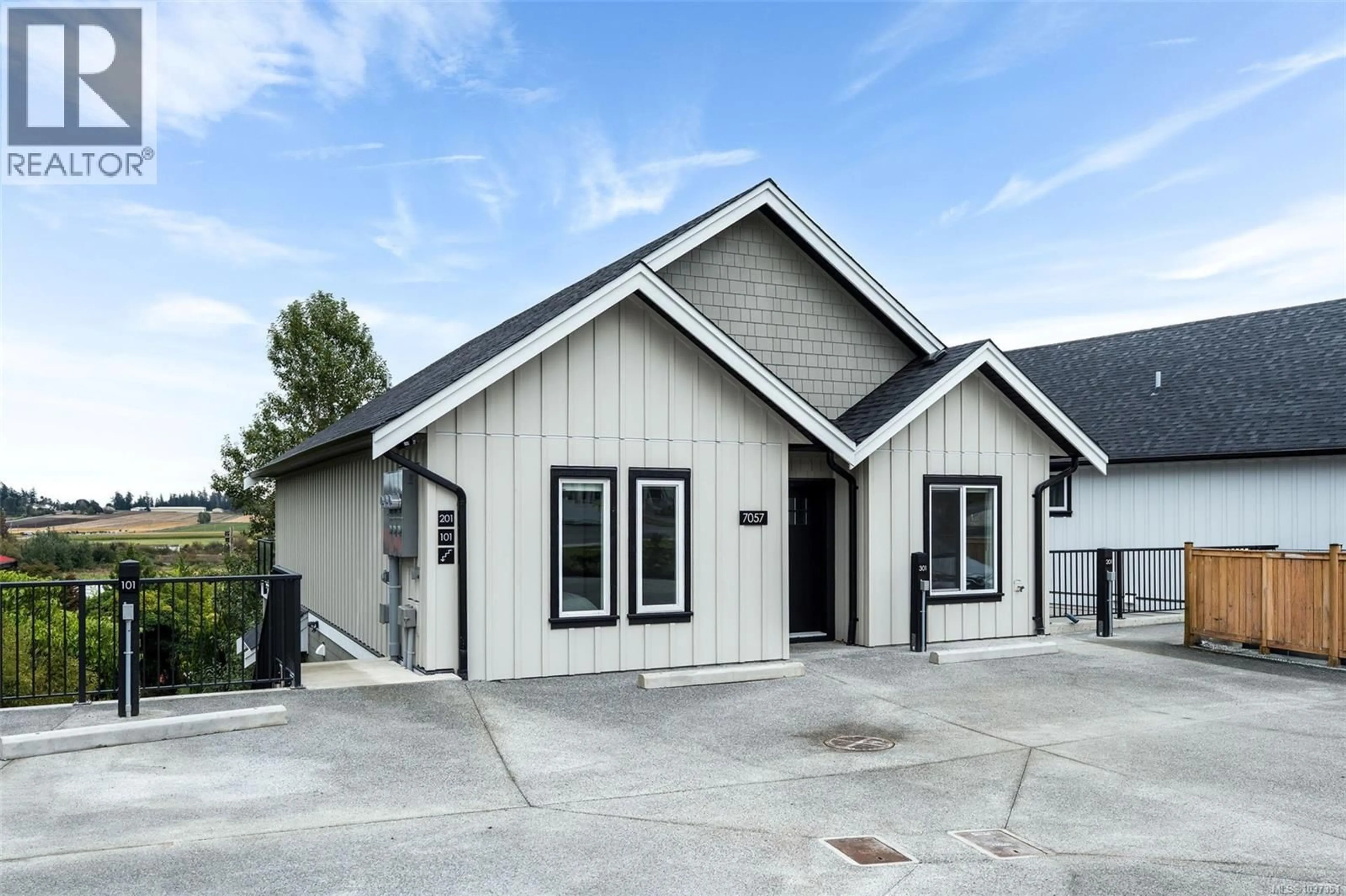Home with vinyl exterior material, building for 101 - 7057 CENTRAL SAANICH ROAD, Central Saanich British Columbia V8M1Y3