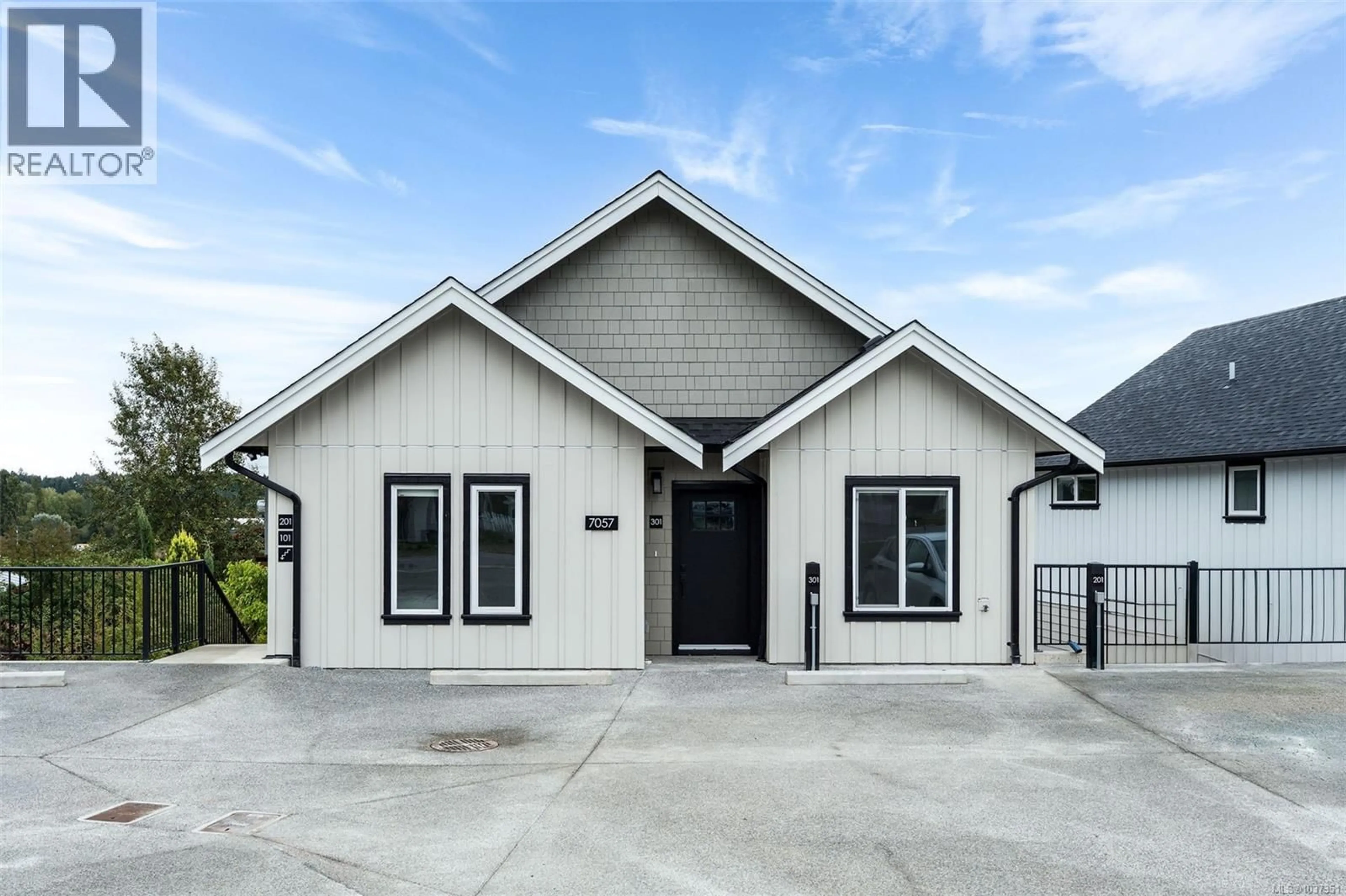 Home with vinyl exterior material, building for 101 - 7057 CENTRAL SAANICH ROAD, Central Saanich British Columbia V8M1Y3