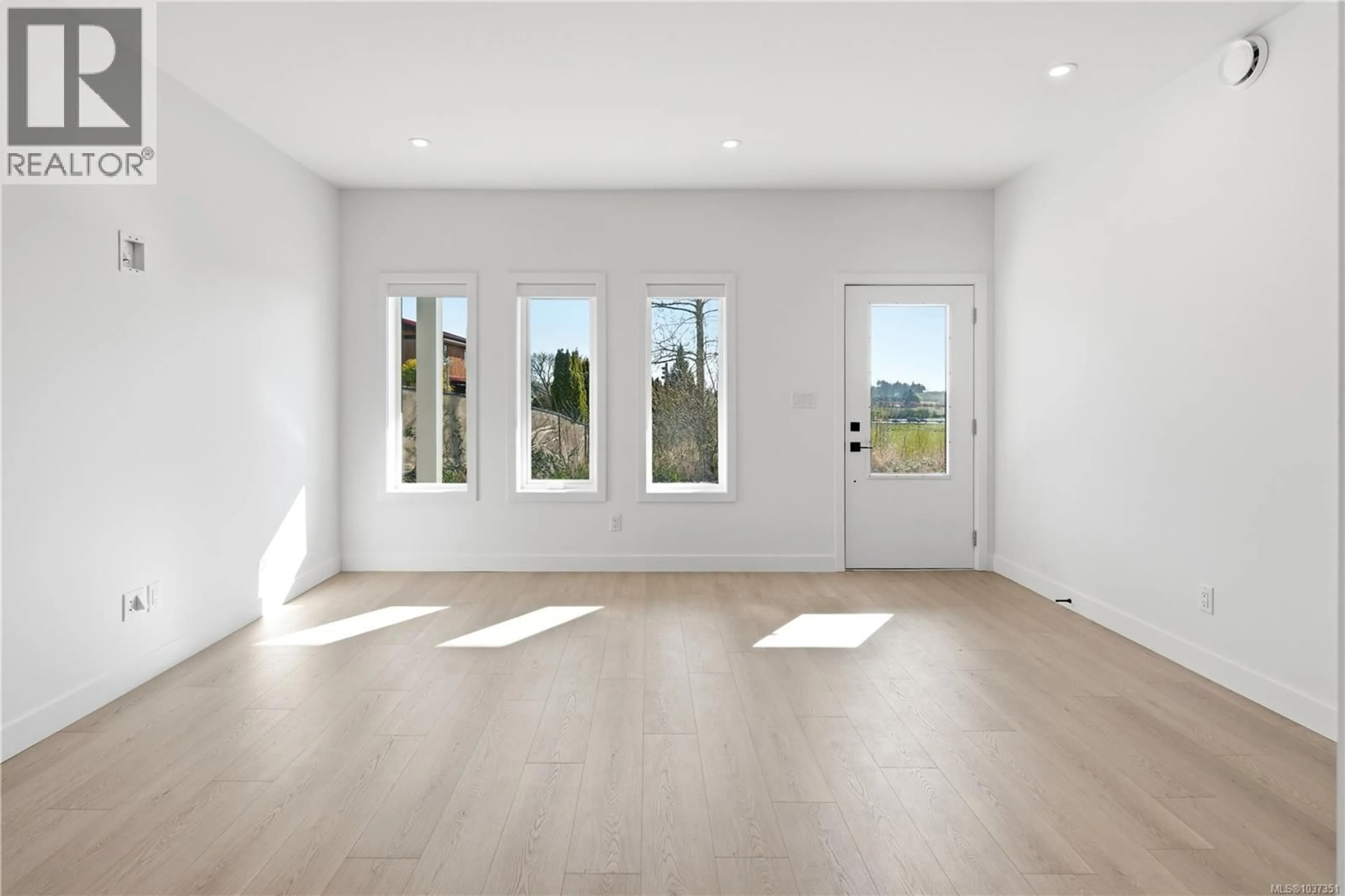 Indoor entryway for 101 - 7057 CENTRAL SAANICH ROAD, Central Saanich British Columbia V8M1Y3